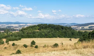 Żółty szlak dojściowy do ruin wieży widokowej na Szyndzielni