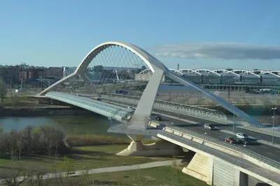 La margen izquierda, entre puentes