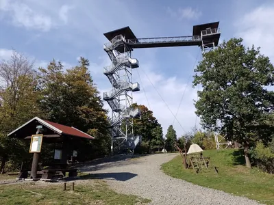 Lokalny czerwony szlak ku górze Hraniční vrch