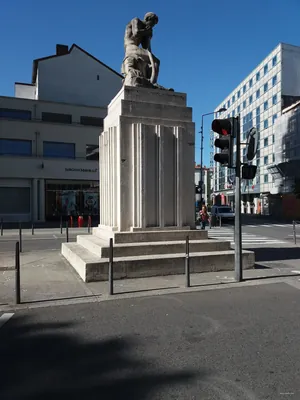 Curieux Détours Gratte Ciel