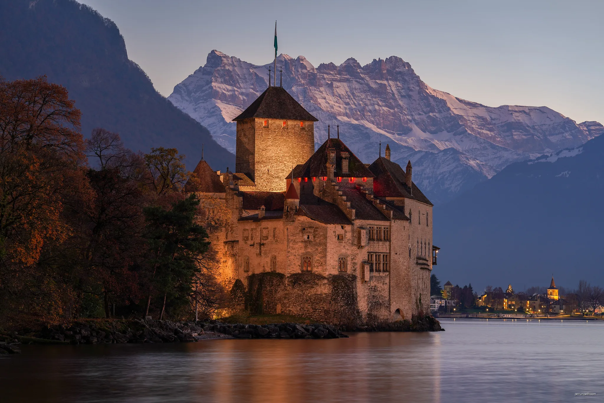 Château de Chillon (Switzerland) and Dents du Midi at nightfall | Autor: Giles Laurent | Licencja: CC BY-SA 4.0 | Źródło: Wikimedia Commons