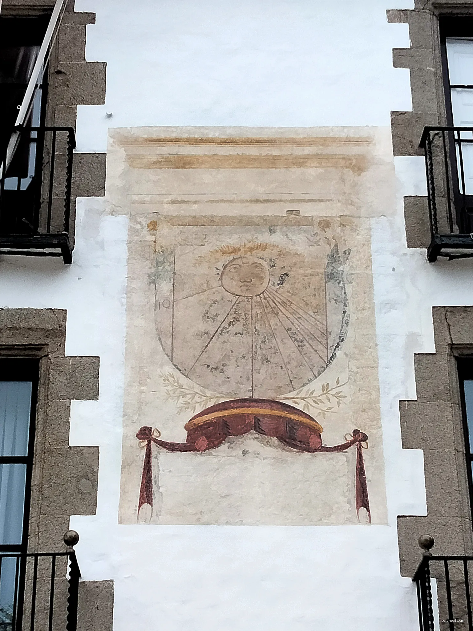 Ajuntament d'Arenys de Mar, riera del Bisbe Pol 8 - pl. de la Vila, rellotge de sol | Autor: Enric | Licencja: CC BY-SA 4.0 | Źródło: Wikimedia Commons