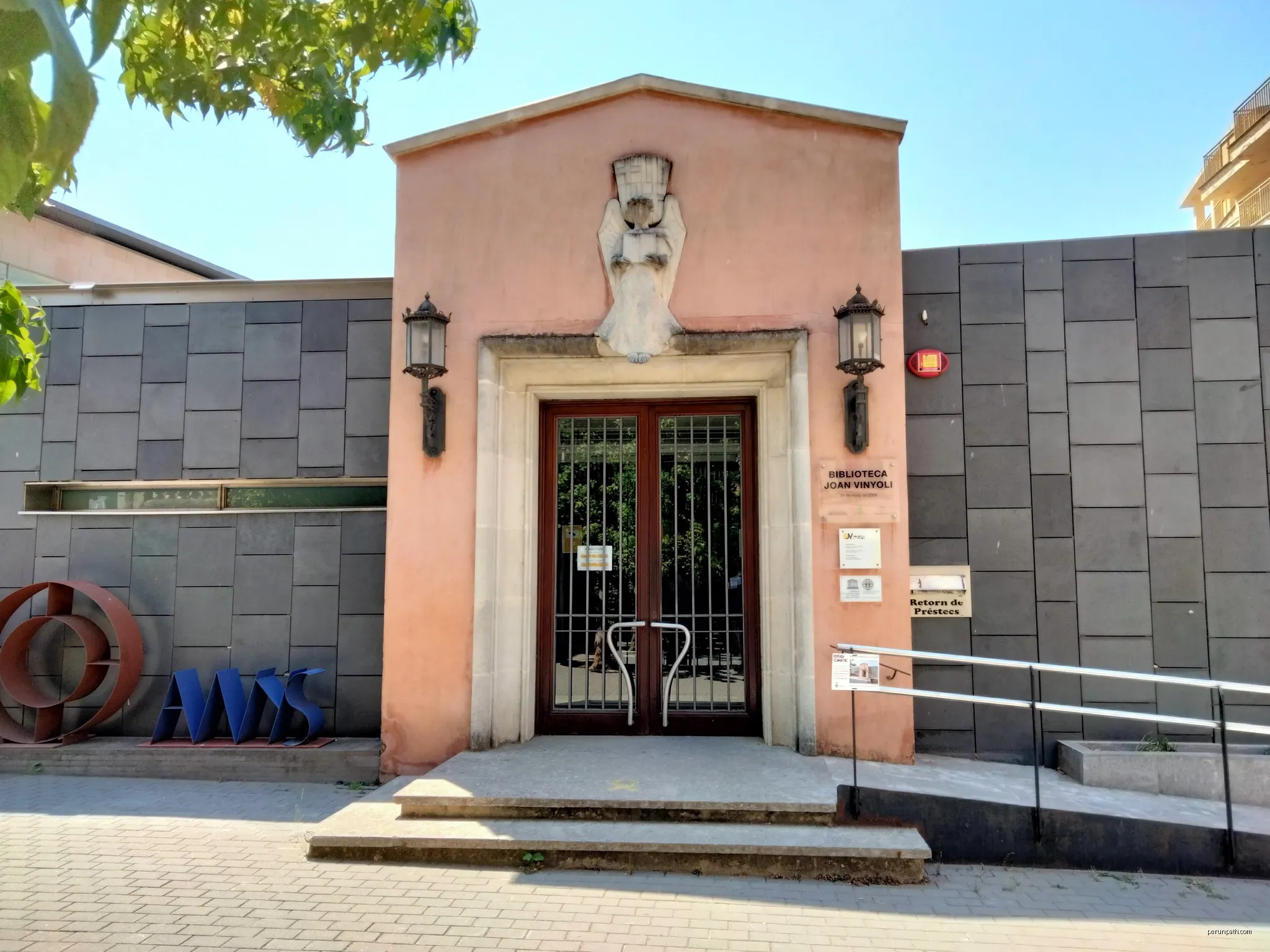 Biblioteca Joan Vinyoli, pg. Sant Salvador 1 (Santa Coloma de Farners) | Autor: Enric | Licencja: CC BY-SA 4.0 | Źródło: Wikimedia Commons