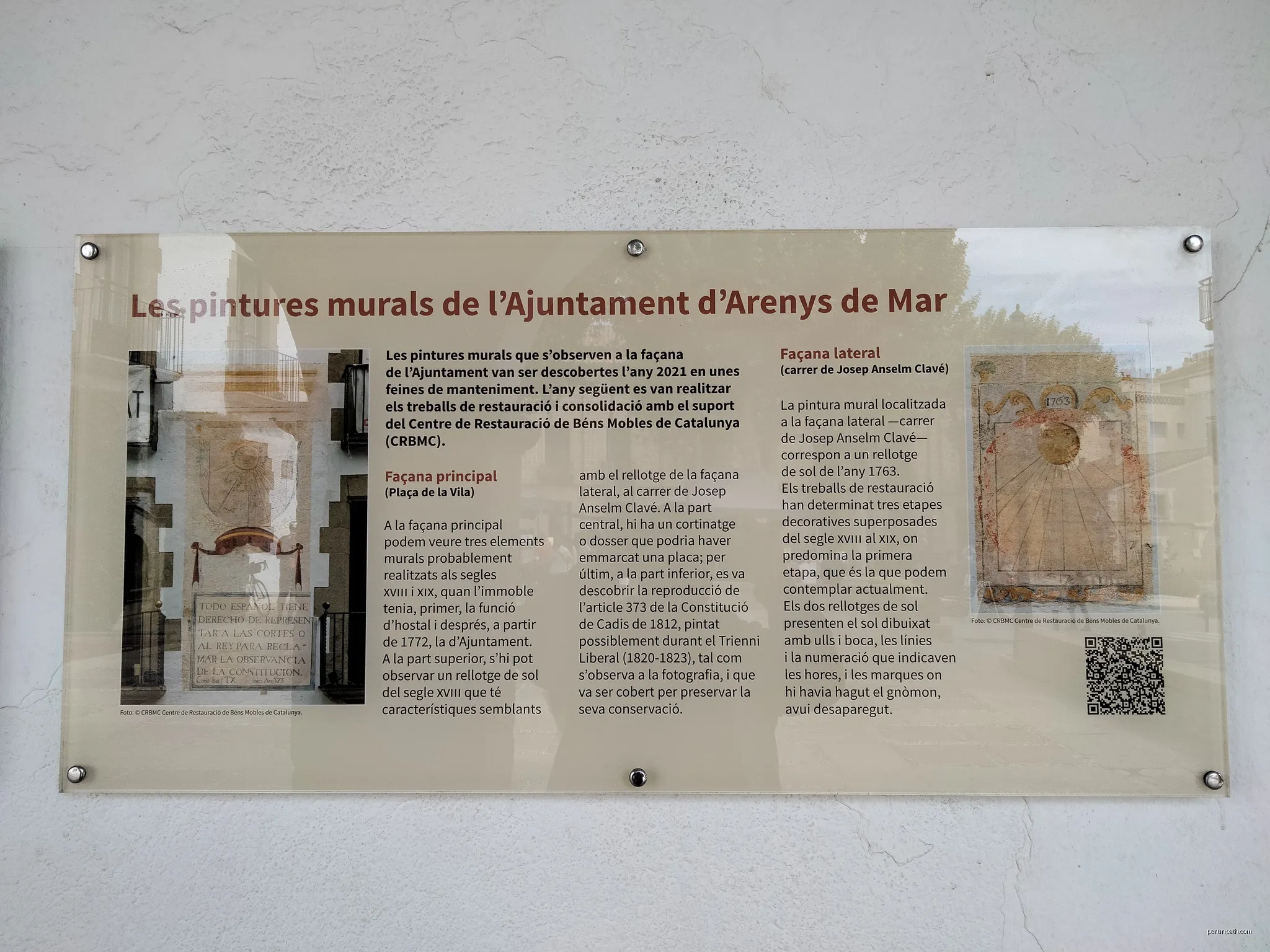 Ajuntament d'Arenys de Mar, riera del Bisbe Pol 8 - pl. de la Vila, plafó informatiu | Autor: Enric | Licencja: CC BY-SA 4.0 | Źródło: Wikimedia Commons