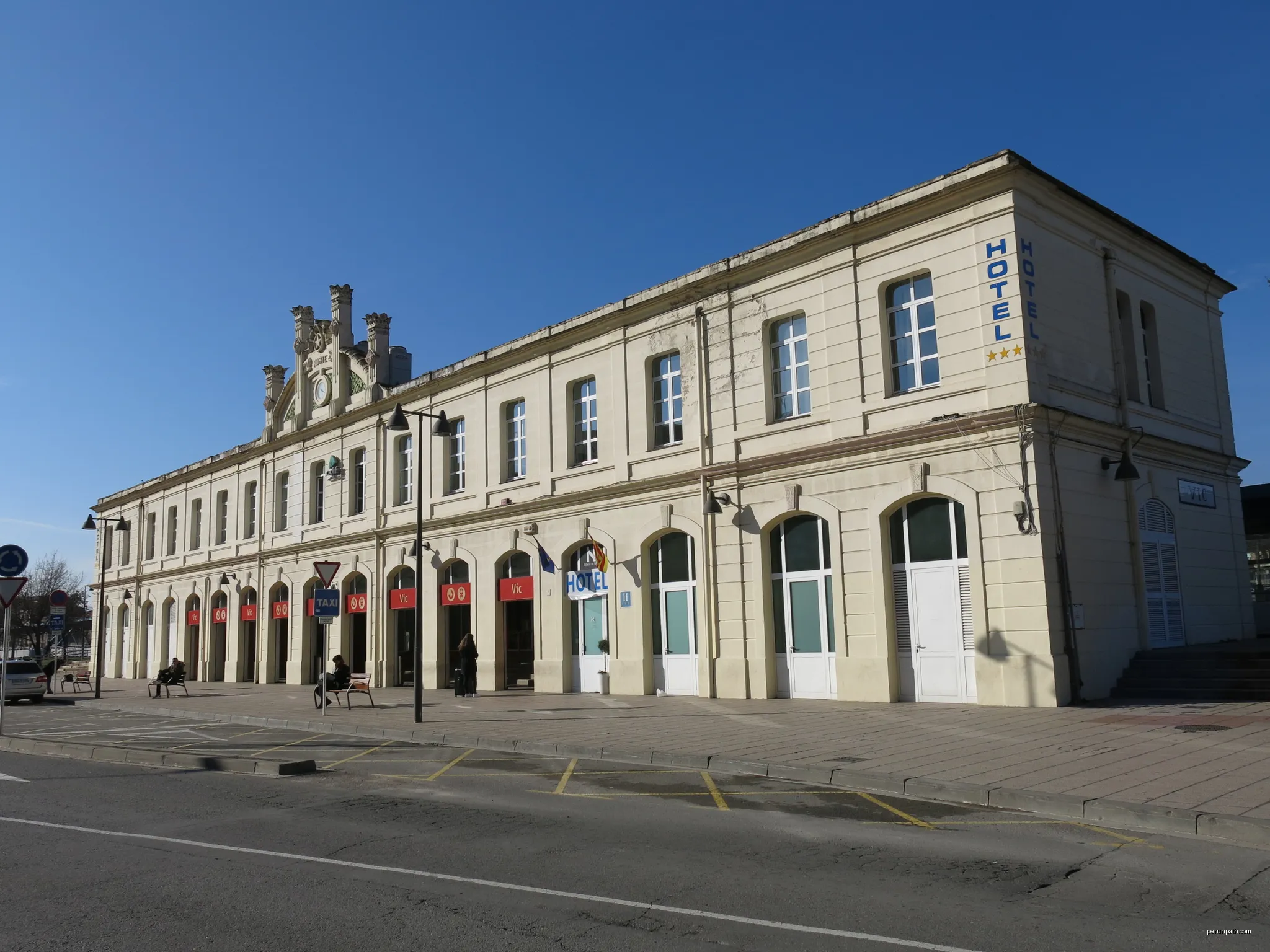 Estació de Ferrocarril de Vic | Autor: Enric | Licencja: CC BY-SA 4.0 | Źródło: Wikimedia Commons