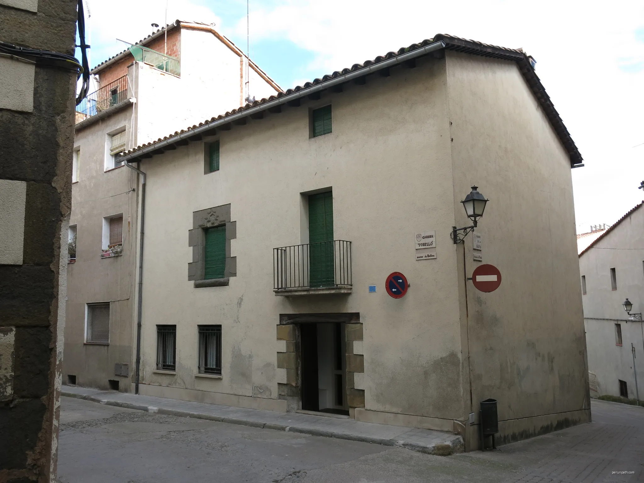 Habitatge al carrer Torelló, 2 (Manlleu) | Autor: Enric | Licencja: CC BY-SA 4.0 | Źródło: Wikimedia Commons