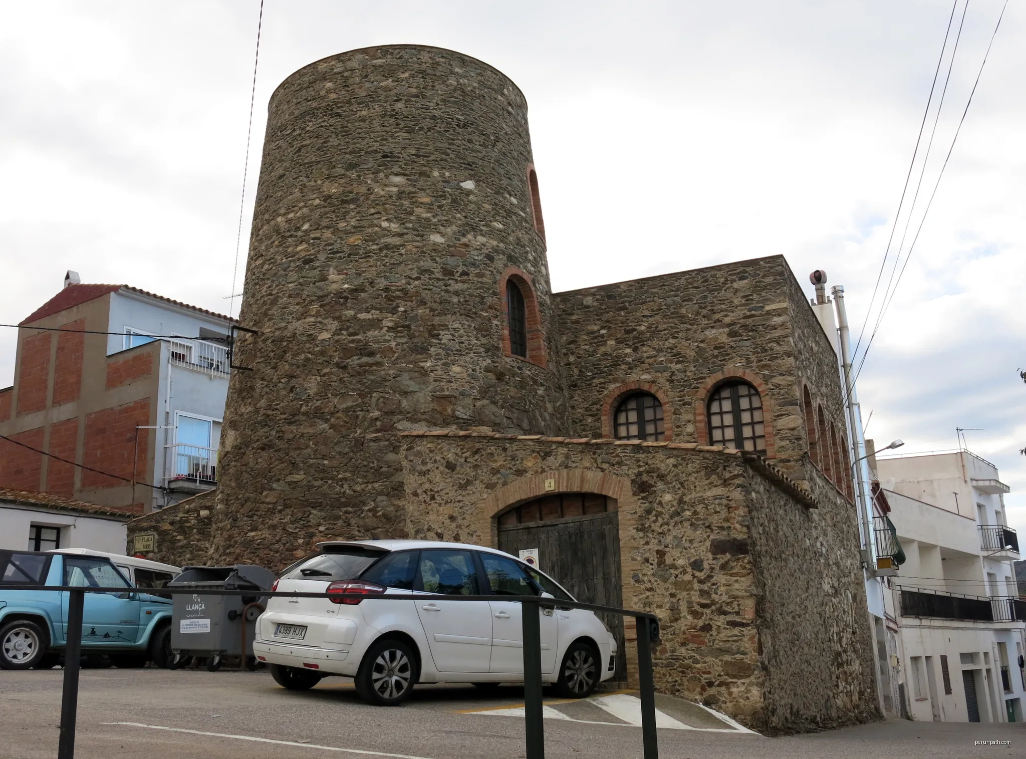 Torre de la plaça de la Torre (Llançà) | Autor: Enfo | Licencja: CC BY-SA 4.0 | Źródło: Wikimedia Commons