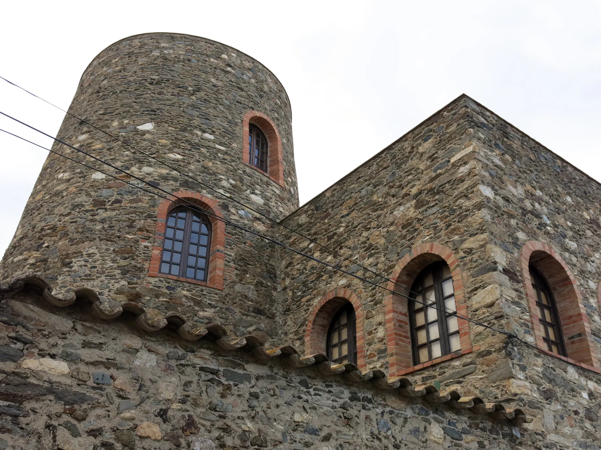Torre de la plaça de la Torre (Llançà) | Autor: Enfo | Licencja: CC BY-SA 4.0 | Źródło: Wikimedia Commons
