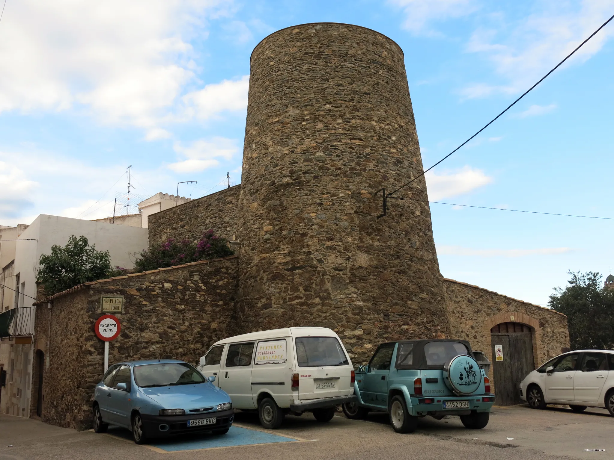 Torre de la plaça de la Torre (Llançà) | Autor: Enfo | Licencja: CC BY-SA 4.0 | Źródło: Wikimedia Commons