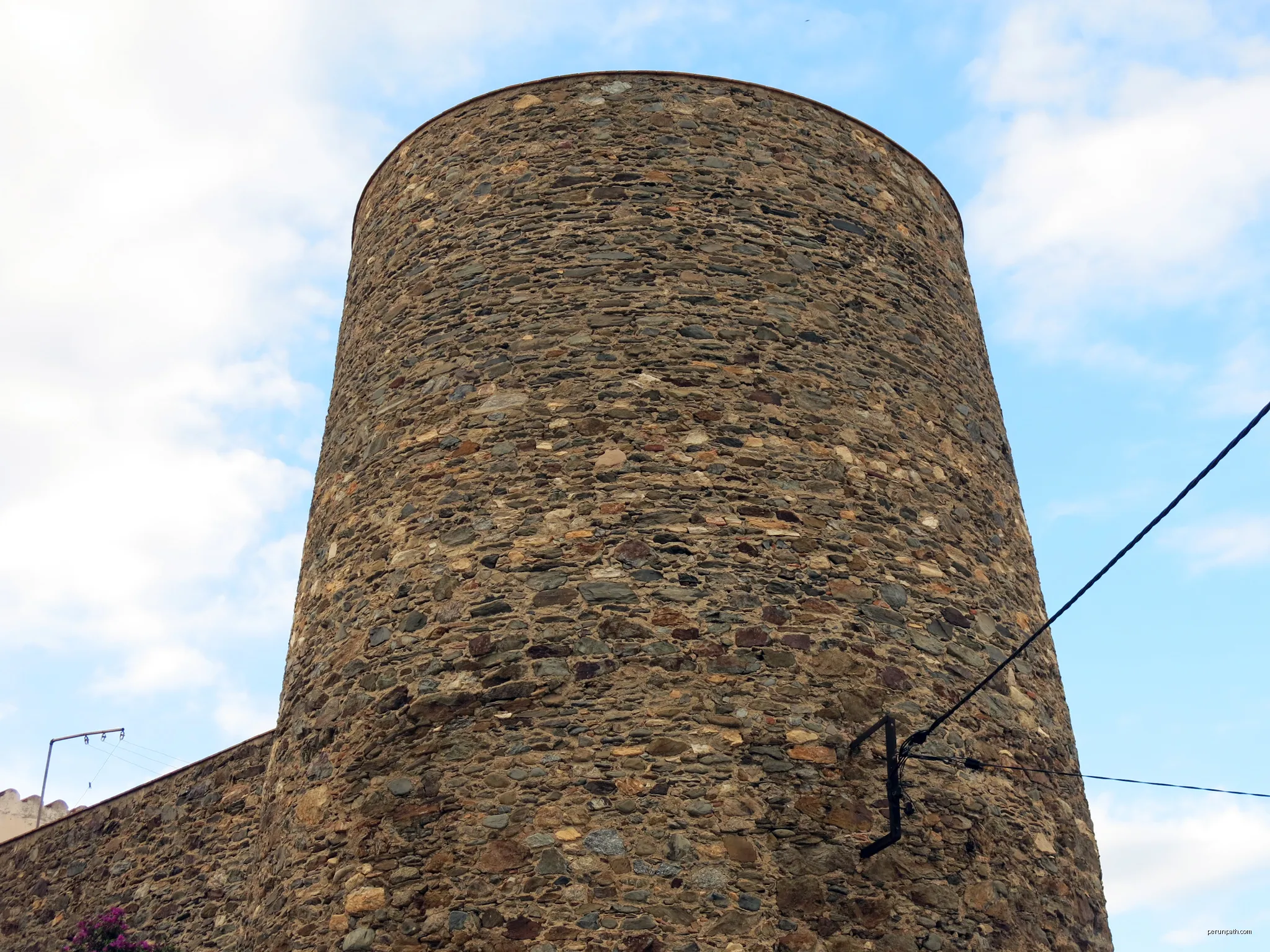 Torre de la plaça de la Torre (Llançà) | Autor: Enfo | Licencja: CC BY-SA 4.0 | Źródło: Wikimedia Commons