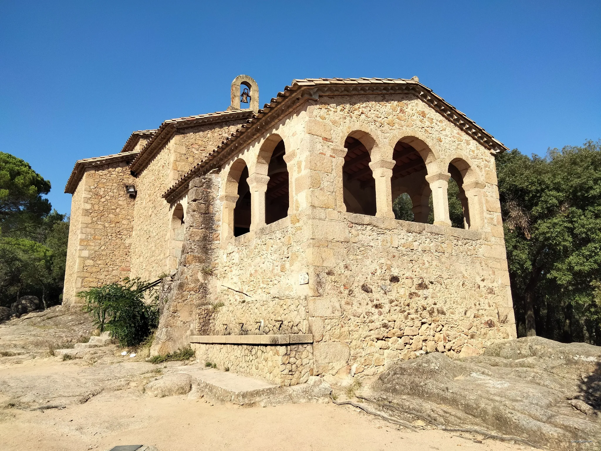Santuari de la Mare de Déu de Farners (Santa Coloma de Farners) | Autor: Enric | Licencja: CC BY-SA 4.0 | Źródło: Wikimedia Commons