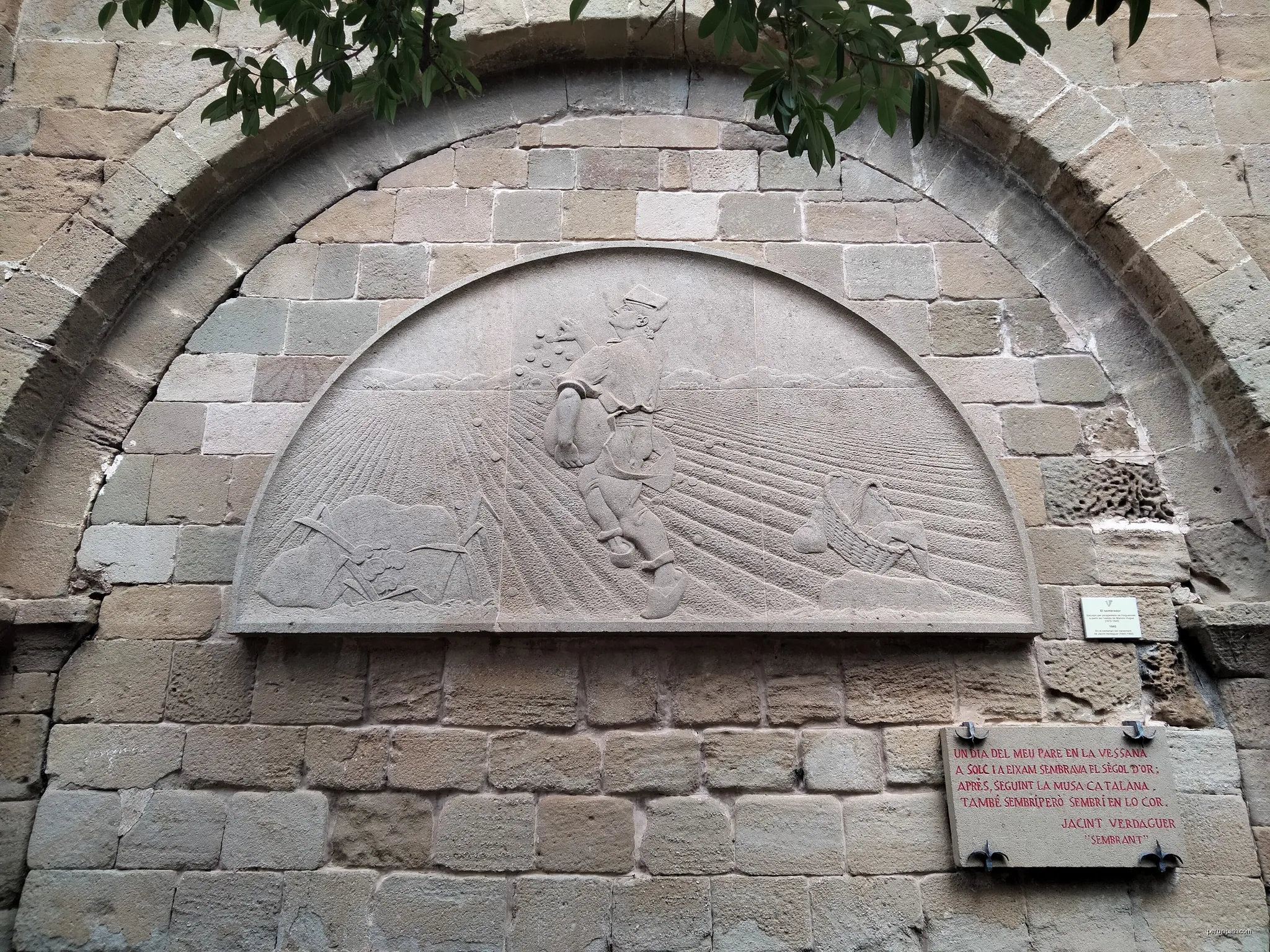 El sembrador, de Manolo Hugué, façana sud de l'església de Santa Maria (Folgueroles) | Autor: Enric | Licencja: CC BY-SA 4.0 | Źródło: Wikimedia Commons