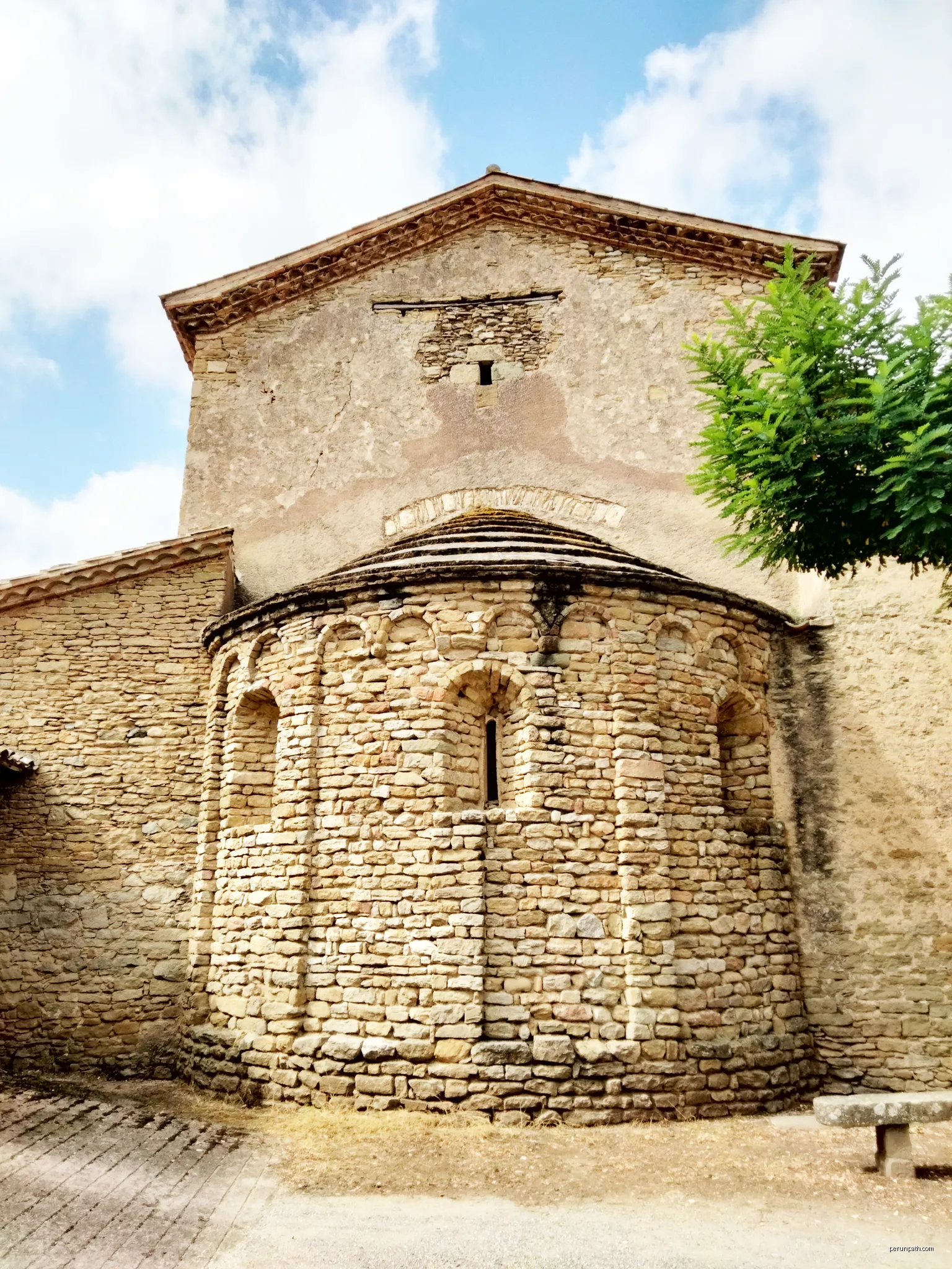 Església de Santa Maria (Folgueroles), façana est, absis | Autor: Enric | Licencja: CC BY-SA 4.0 | Źródło: Wikimedia Commons