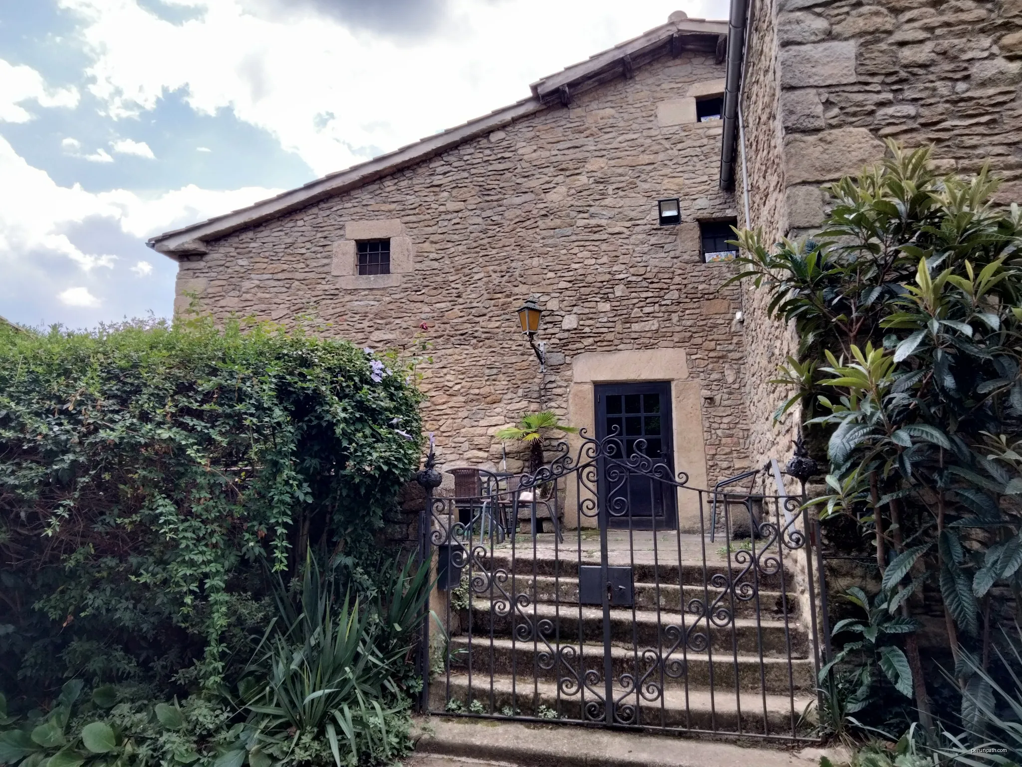 Mas de la Roca (Folgueroles), façana nord, amb l'accés a la casa | Autor: Enric | Licencja: CC BY-SA 4.0 | Źródło: Wikimedia Commons
