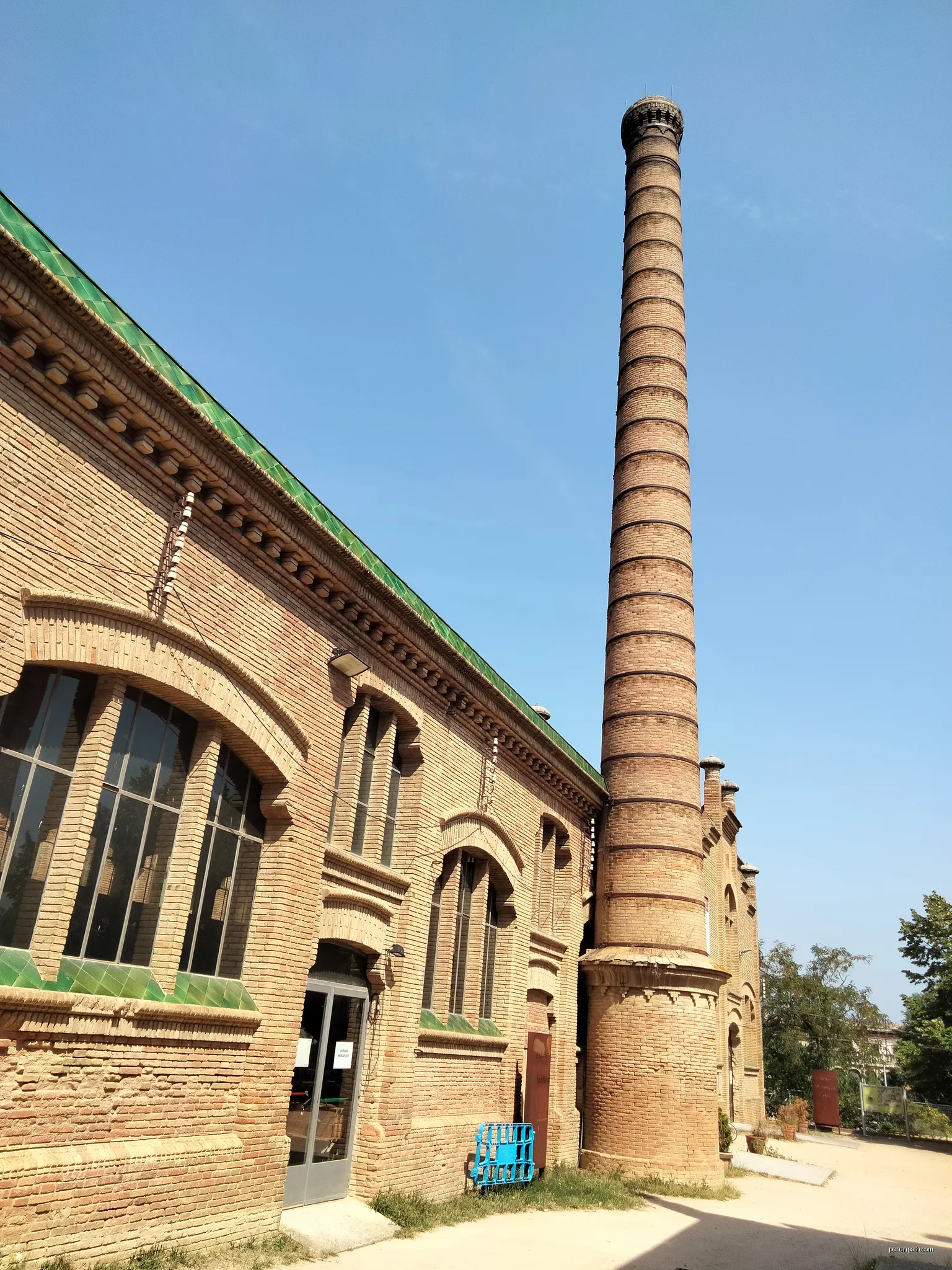 Xemeneia i sala de calderes i forns de la Fàbrica Pagans, actual centre cívic (Celrà) | Autor: Enric | Licencja: CC BY-SA 4.0 | Źródło: Wikimedia Commons