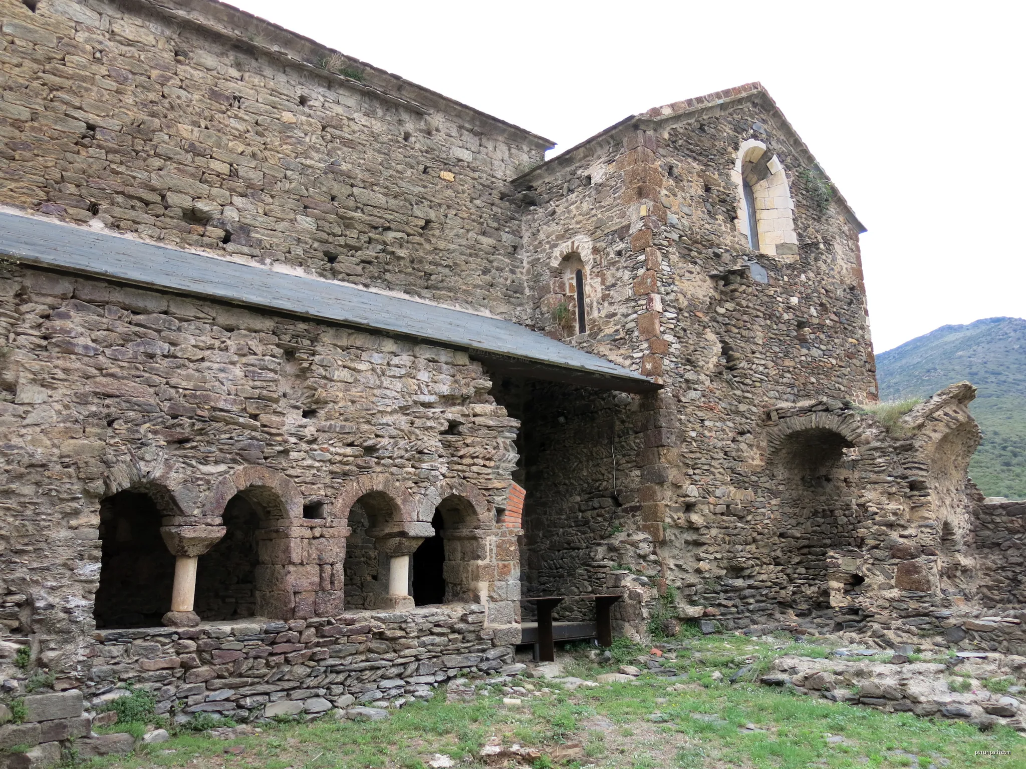Conjunt monàstic de Sant Quirze de Colera (Rabós) | Autor: Enfo | Licencja: CC BY-SA 4.0 | Źródło: Wikimedia Commons