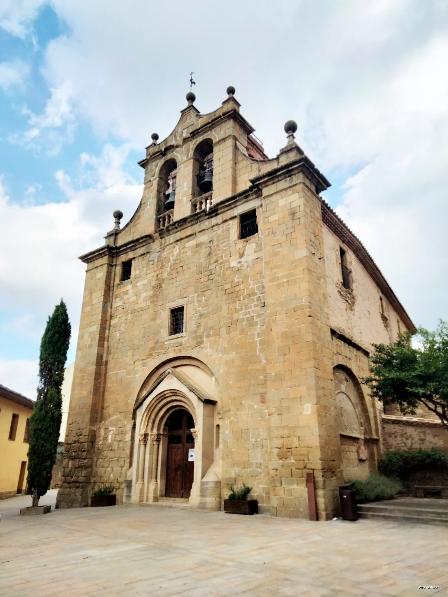 Església de Santa Maria, pl. Verdaguer (Folgueroles), angle sud-oest | Autor: Enric | Licencja: CC BY-SA 4.0 | Źródło: Wikimedia Commons