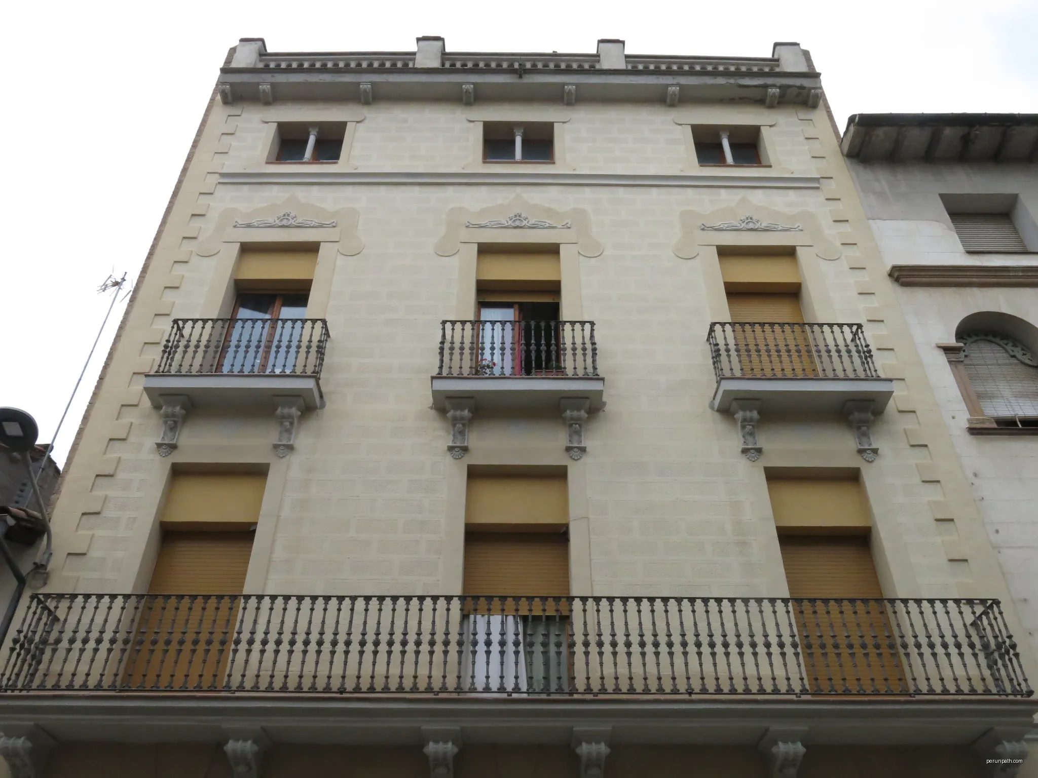 Façana de casa del 1910 al carrer Major, 60 (Tona) | Autor: Enric | Licencja: CC BY-SA 4.0 | Źródło: Wikimedia Commons