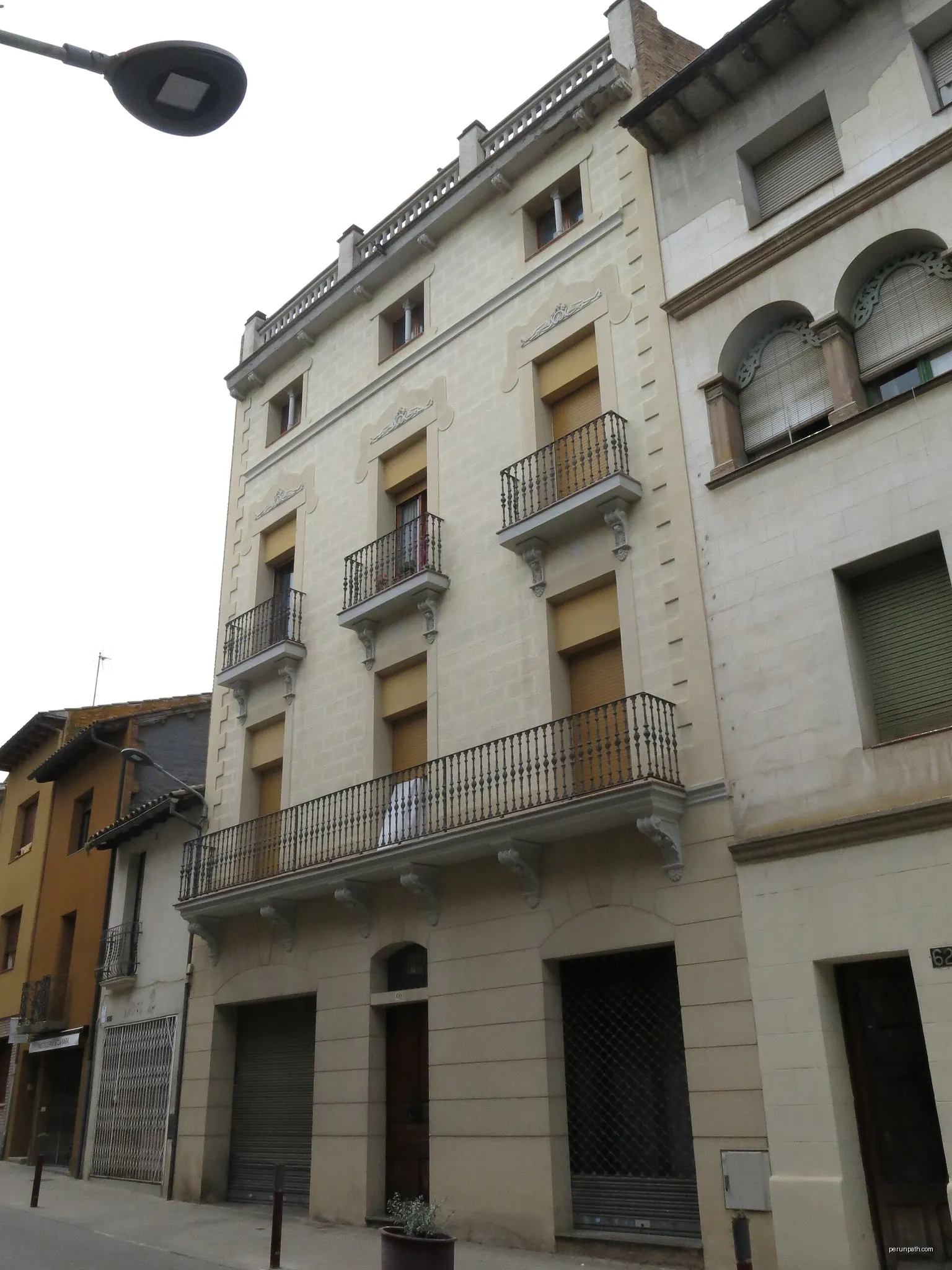 Façana de casa del 1910 al carrer Major, 60 (Tona) | Autor: Enric | Licencja: CC BY-SA 4.0 | Źródło: Wikimedia Commons