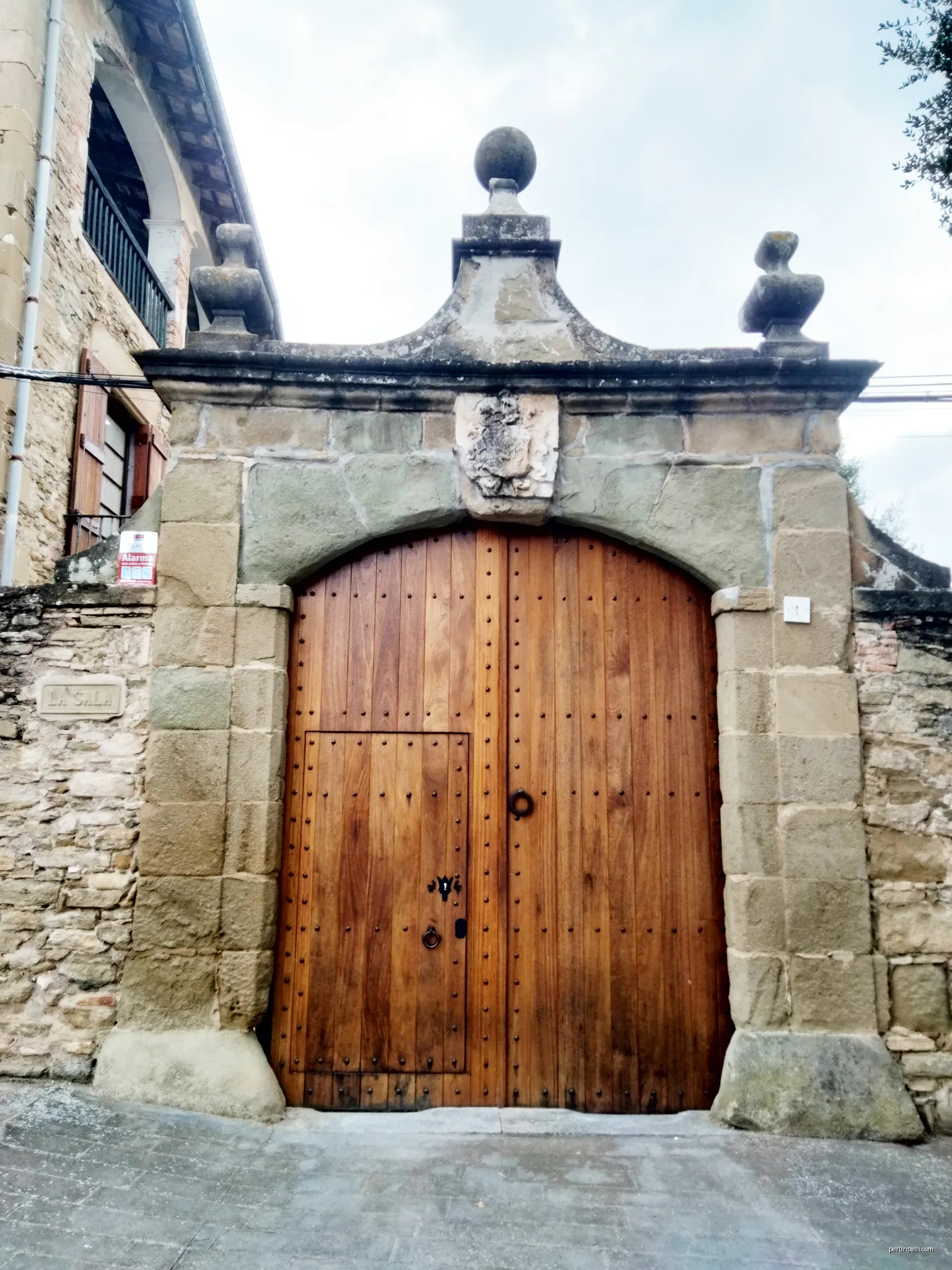 La Sala, pl. Verdaguer 1 (Folgueroles), portal del recinte | Autor: Enric | Licencja: CC BY-SA 4.0 | Źródło: Wikimedia Commons