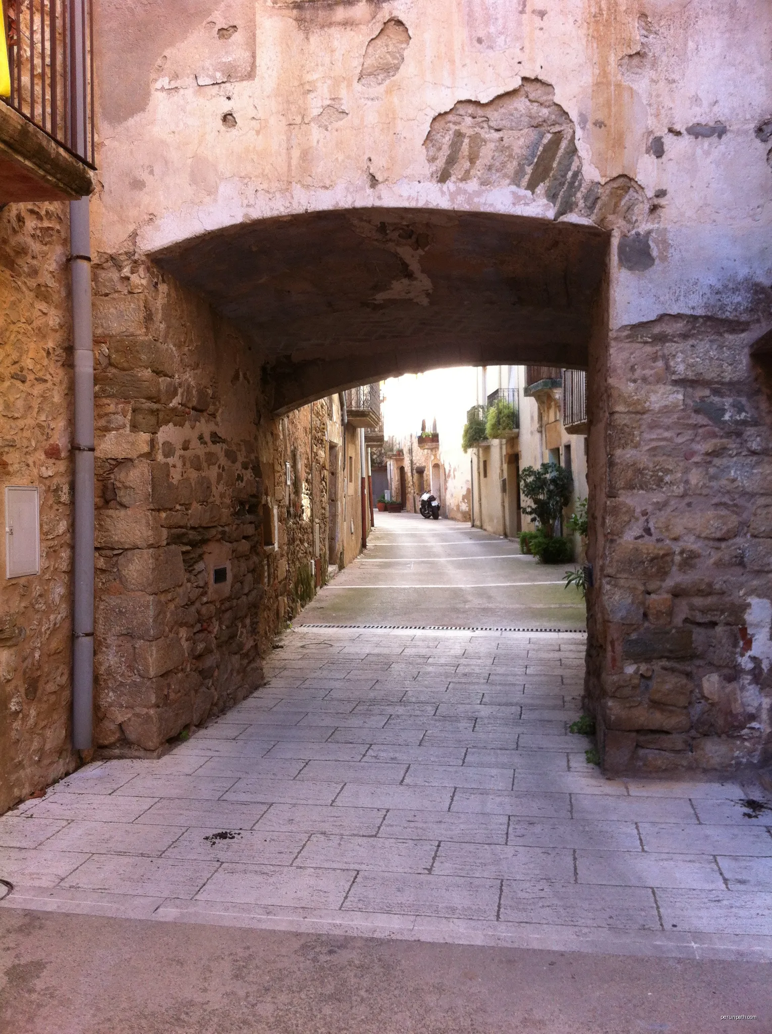 17118 Cruïlles, Monells i Sant Sadurní de l'Heura, Girona, Spain | Autor: Yliana S.P. | Licencja: CC BY-SA 3.0 | Źródło: Wikimedia Commons