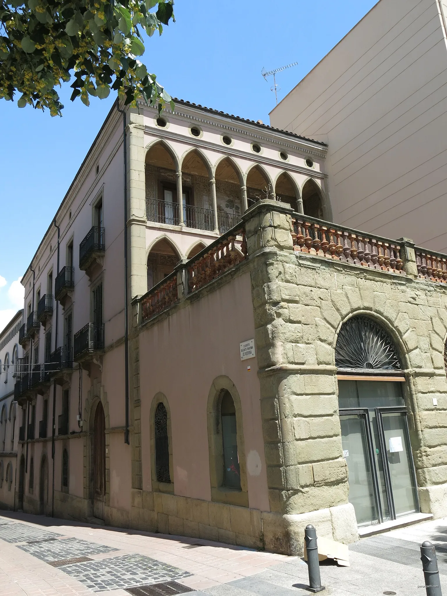 Casa Vilarrubia (Vic) | Autor: Enric | Licencja: CC BY-SA 4.0 | Źródło: Wikimedia Commons
