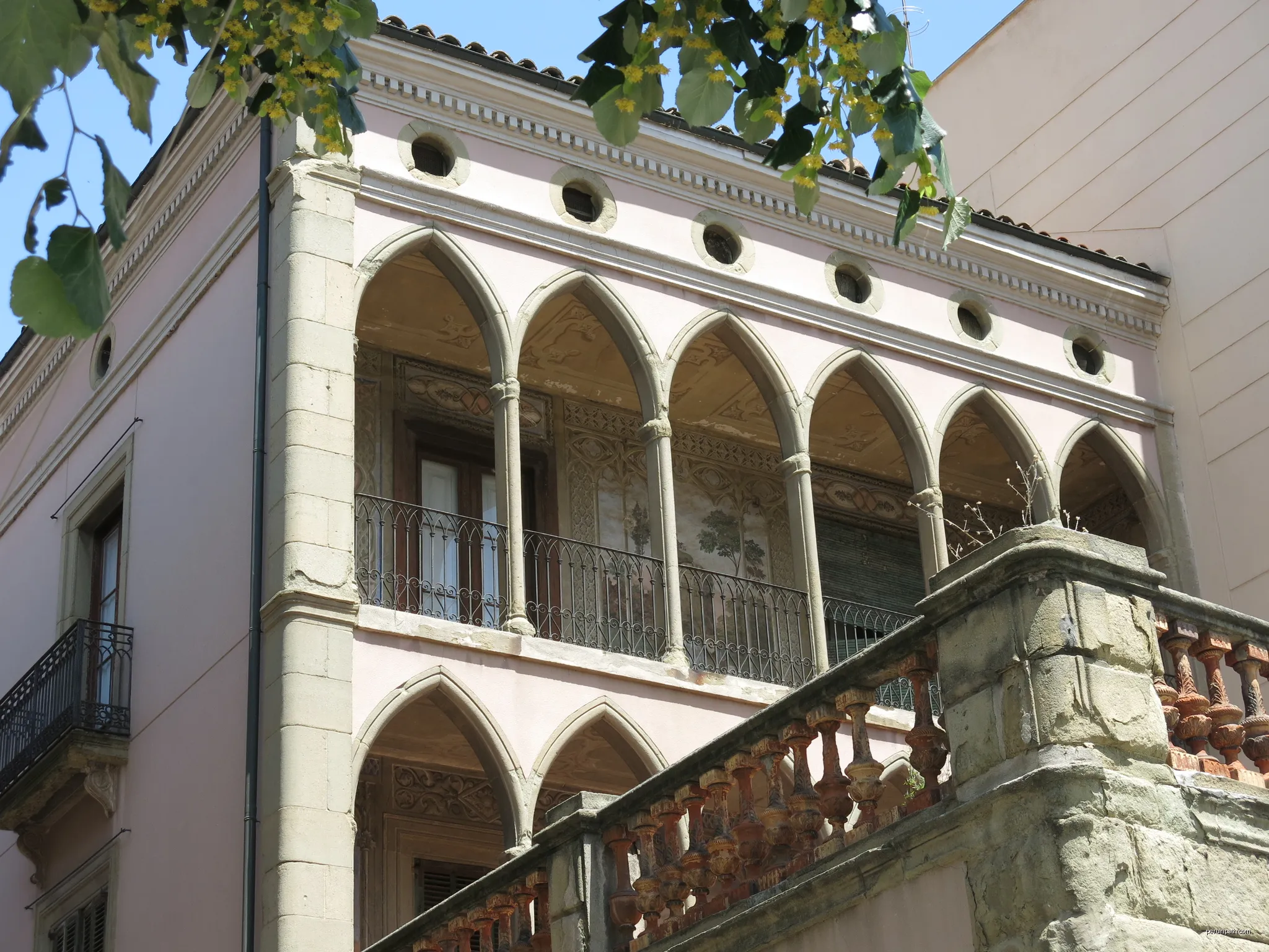 Casa Vilarrubia (Vic) | Autor: Enric | Licencja: CC BY-SA 4.0 | Źródło: Wikimedia Commons