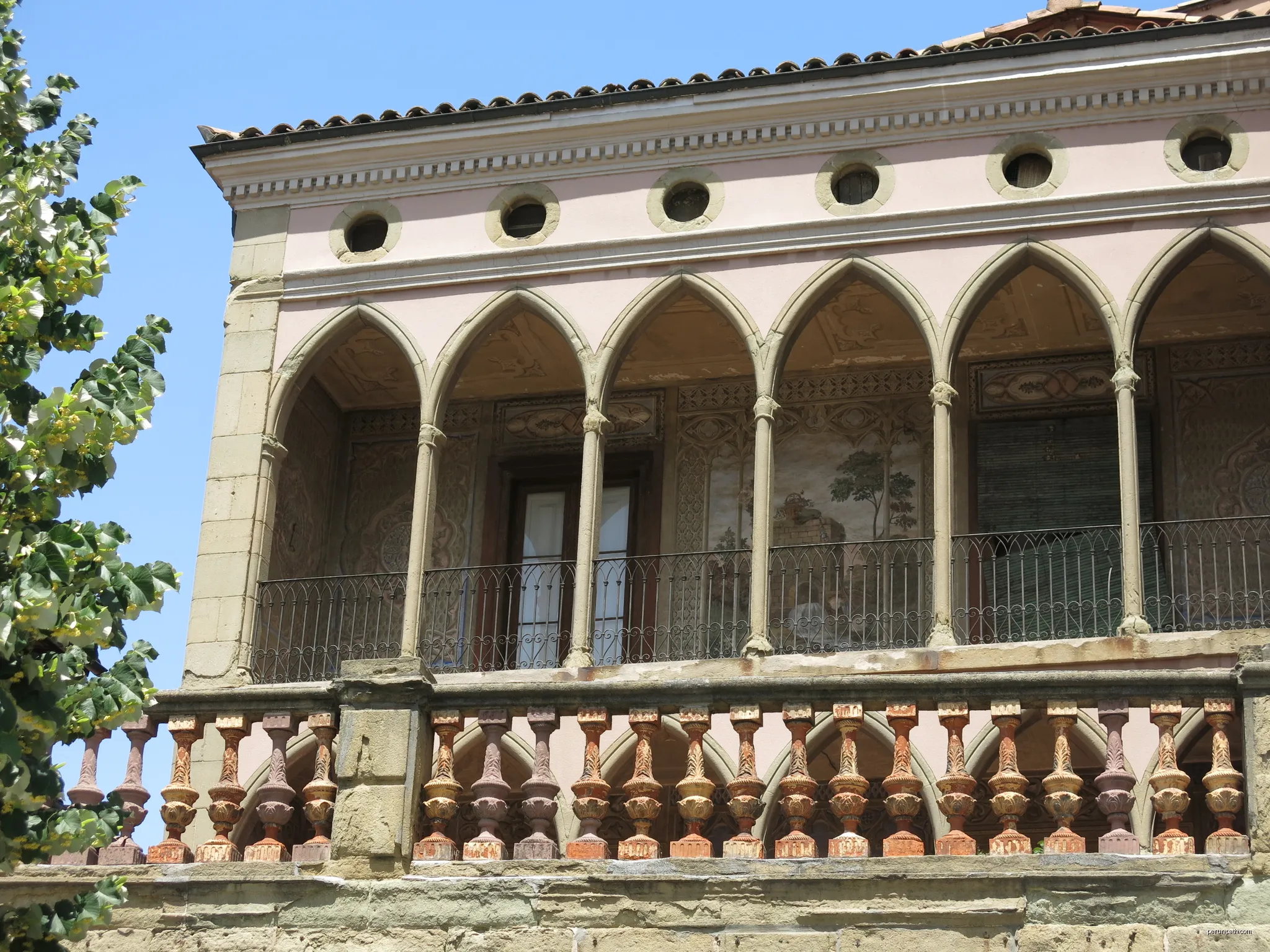Casa Vilarrubia (Vic) | Autor: Enric | Licencja: CC BY-SA 4.0 | Źródło: Wikimedia Commons