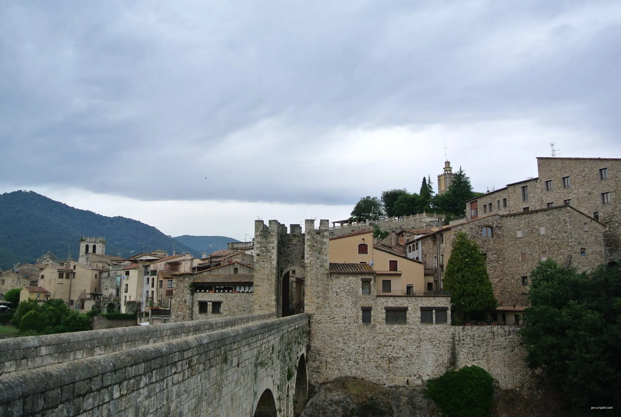 17850 Besalú, Girona, Spain | Autor: Ben Bender | Licencja: CC BY-SA 3.0 | Źródło: Wikimedia Commons