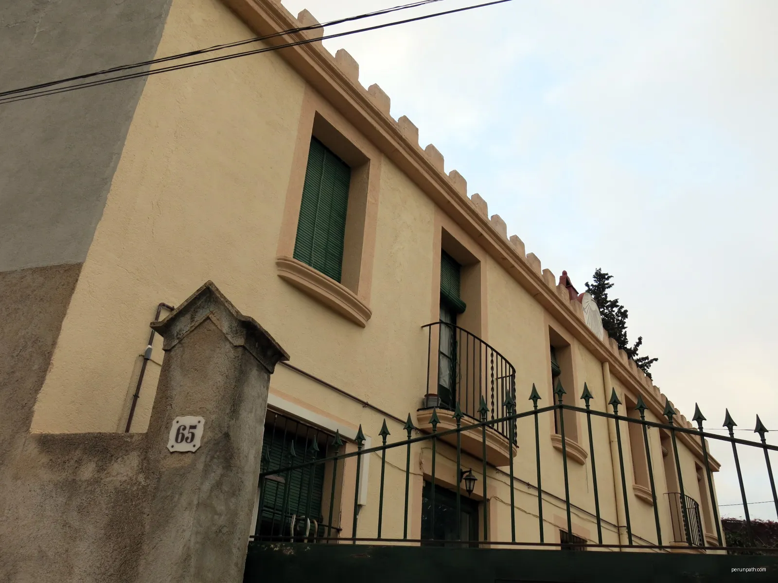 Edifici al c. Can Tiano (Canyet, Badalona) | Autor: Enfo | Licencja: CC BY-SA 4.0 | Źródło: Wikimedia Commons