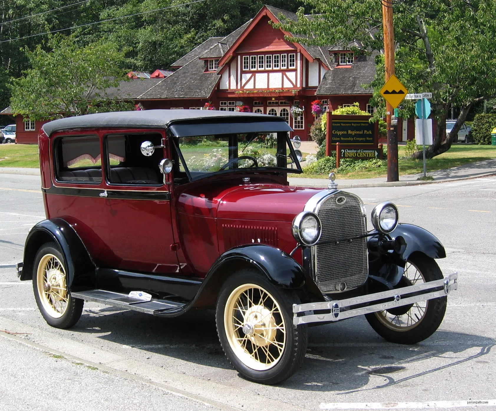 A 1928 Model A Ford in front of Bowen Island Public Library, owned by Dan C. of Bowen Island. | Autor: Richard Smith | Licencja: CC BY 2.0 | Źródło: Wikimedia Commons