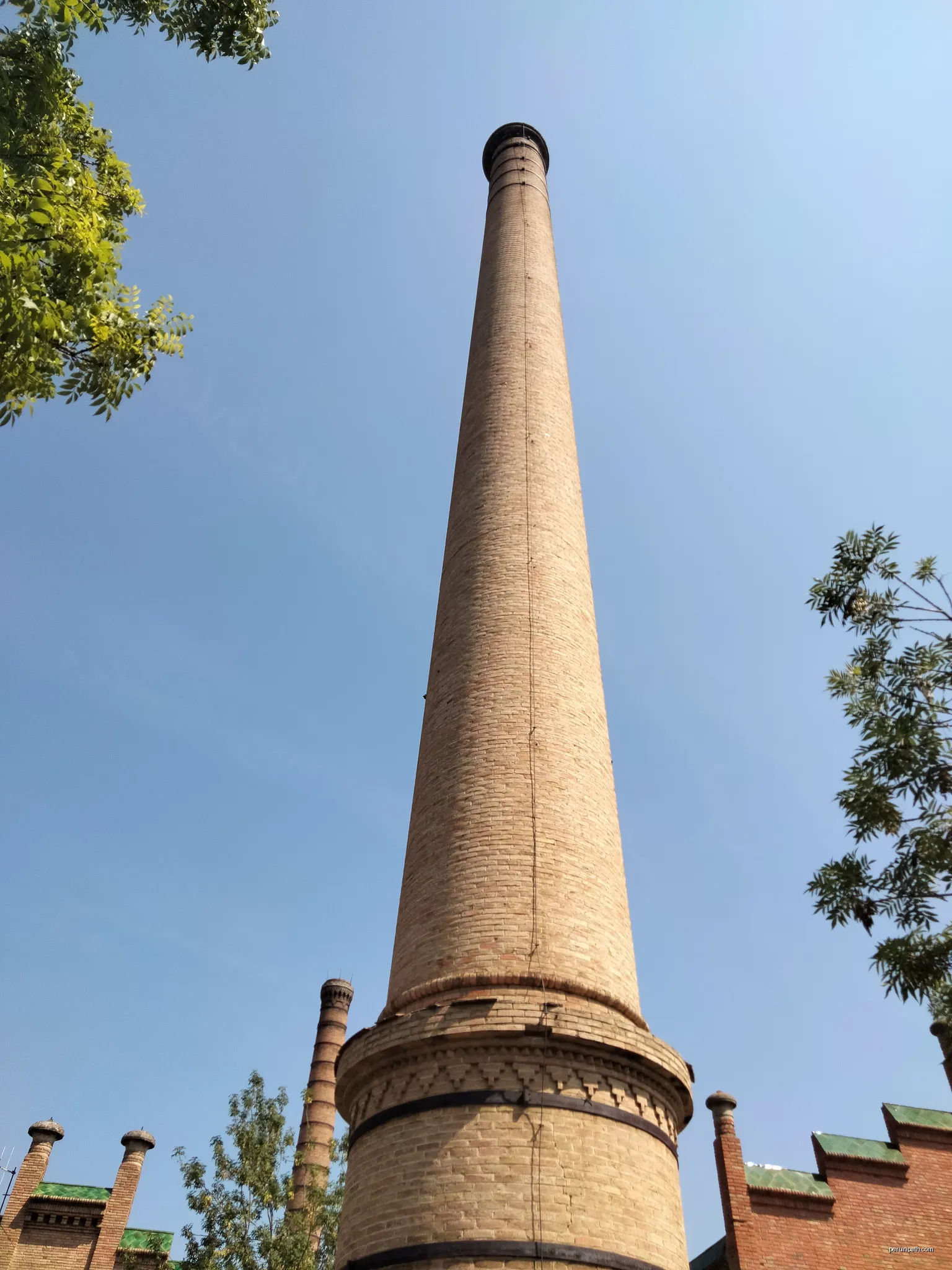 Xemeneia del taller de forja de l'antiga Fàbrica Pagans, al carrer de la Fàbrica (Celrà) | Autor: Enric | Licencja: CC BY-SA 4.0 | Źródło: Wikimedia Commons