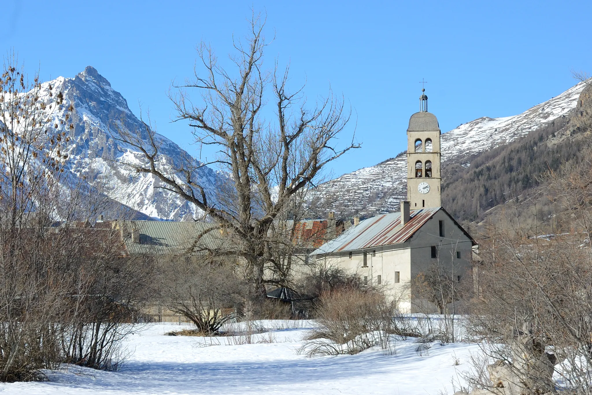 Eglise des Guibertes ; Le Monêtier-les-Bains ; Hautes-Alpes | Autor: Odenel | Licencja: CC BY-SA 3.0 | Źródło: Wikimedia Commons