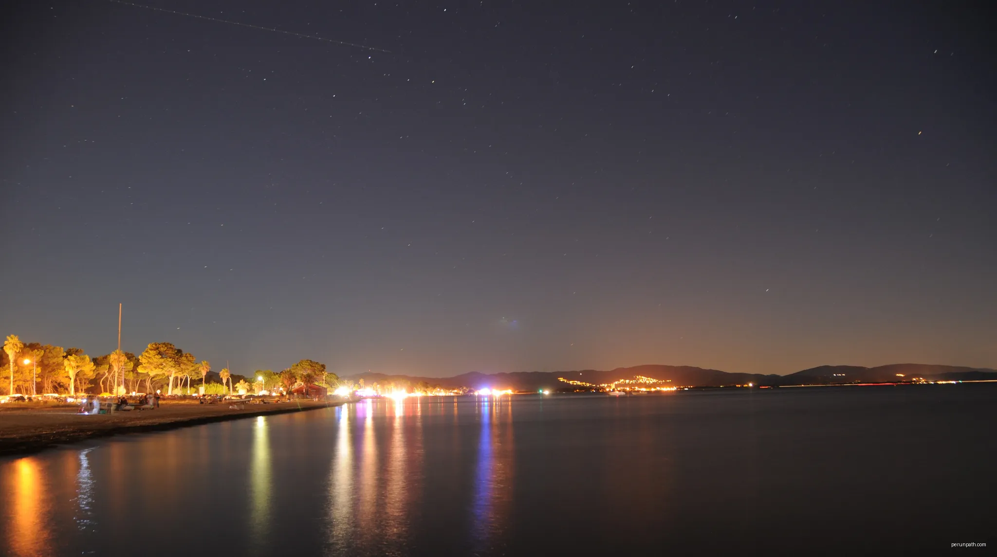 This   file was uploaded  with Commonist. This photograph was taken with a Nikon D300
La côte de Hyères, de nuit. | Autor: Thomas Bresson | Licencja: CC BY 3.0 | Źródło: Wikimedia Commons
