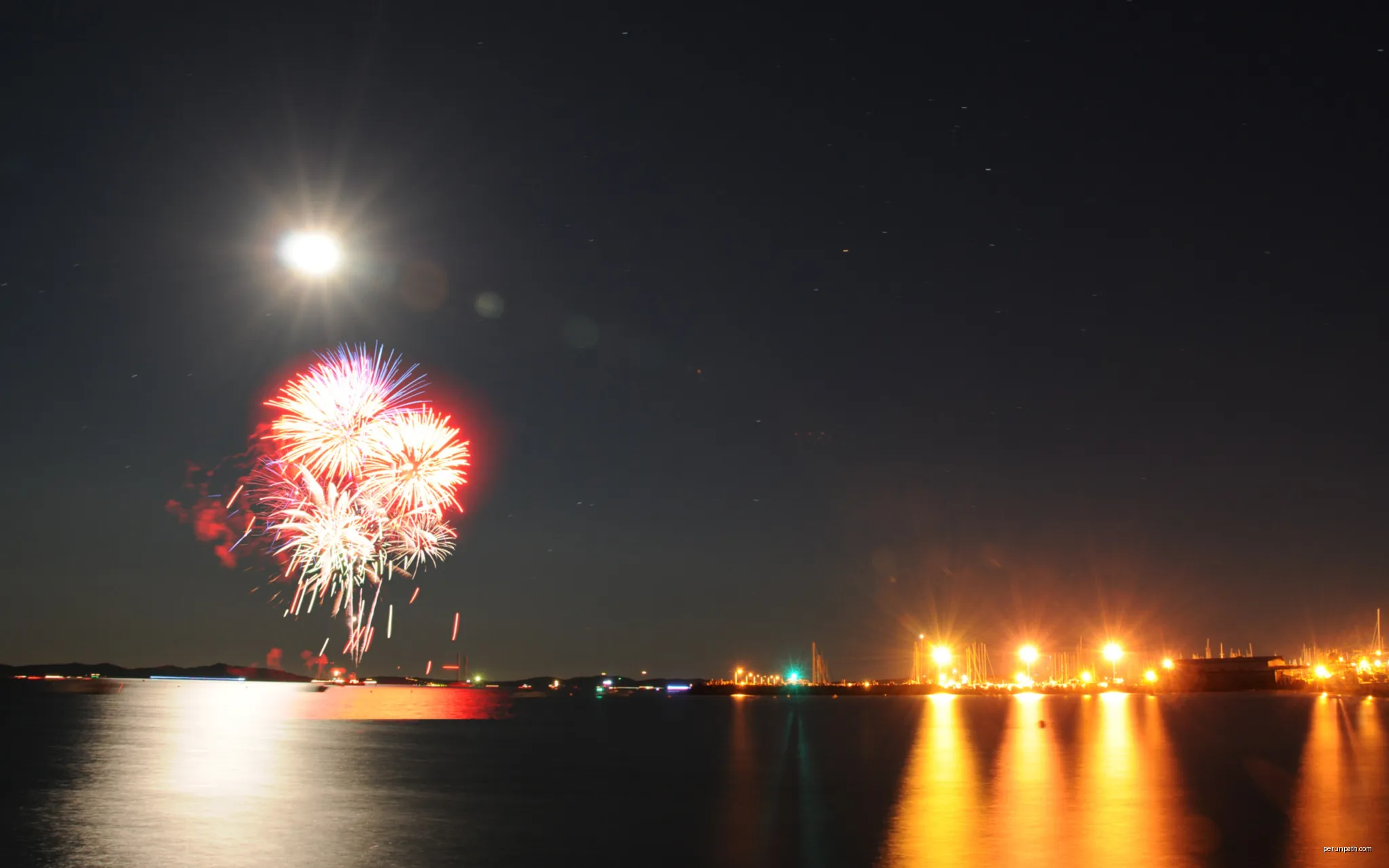 This   file was uploaded  with Commonist. This photograph was taken with a Nikon D300
Feu d'artifice au large du port d'Hyères. | Autor: Thomas Bresson | Licencja: CC BY 3.0 | Źródło: Wikimedia Commons