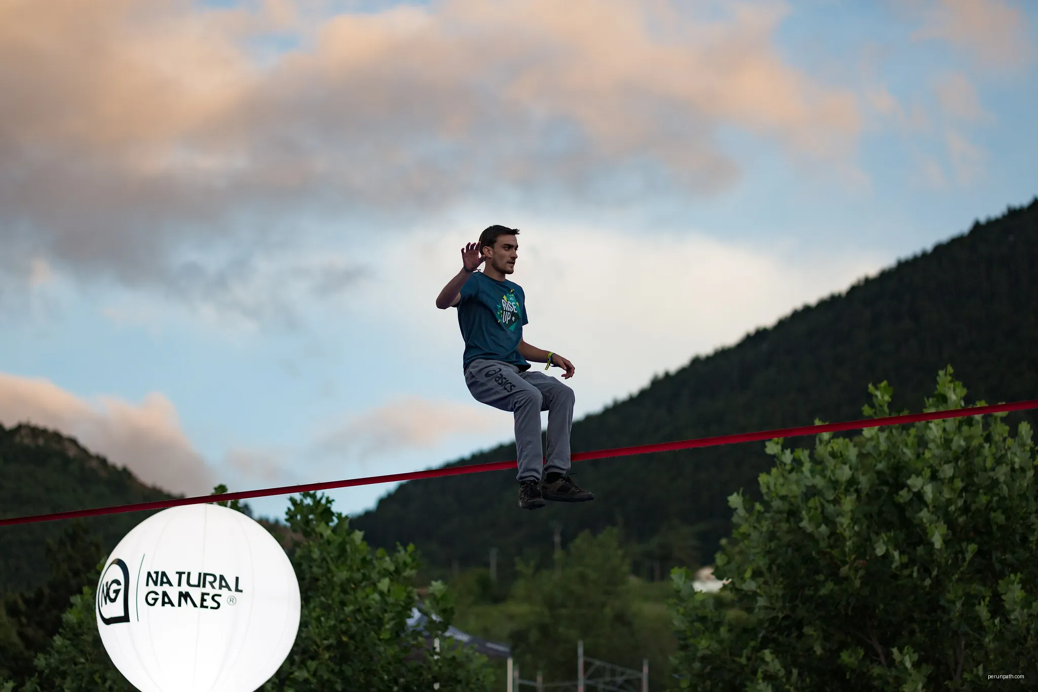 A Jumpliner on a slackline during the 2017 Jumpline World Cup, at the Natural Games in Millau, France. | Autor: Antoine Lamielle | Licencja: CC BY-SA 4.0 | Źródło: Wikimedia Commons