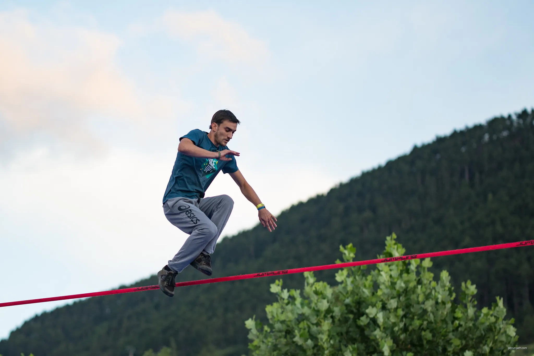 A Jumpliner on a slackline during the 2017 Jumpline World Cup, at the Natural Games in Millau, France. | Autor: Antoine Lamielle | Licencja: CC BY-SA 4.0 | Źródło: Wikimedia Commons