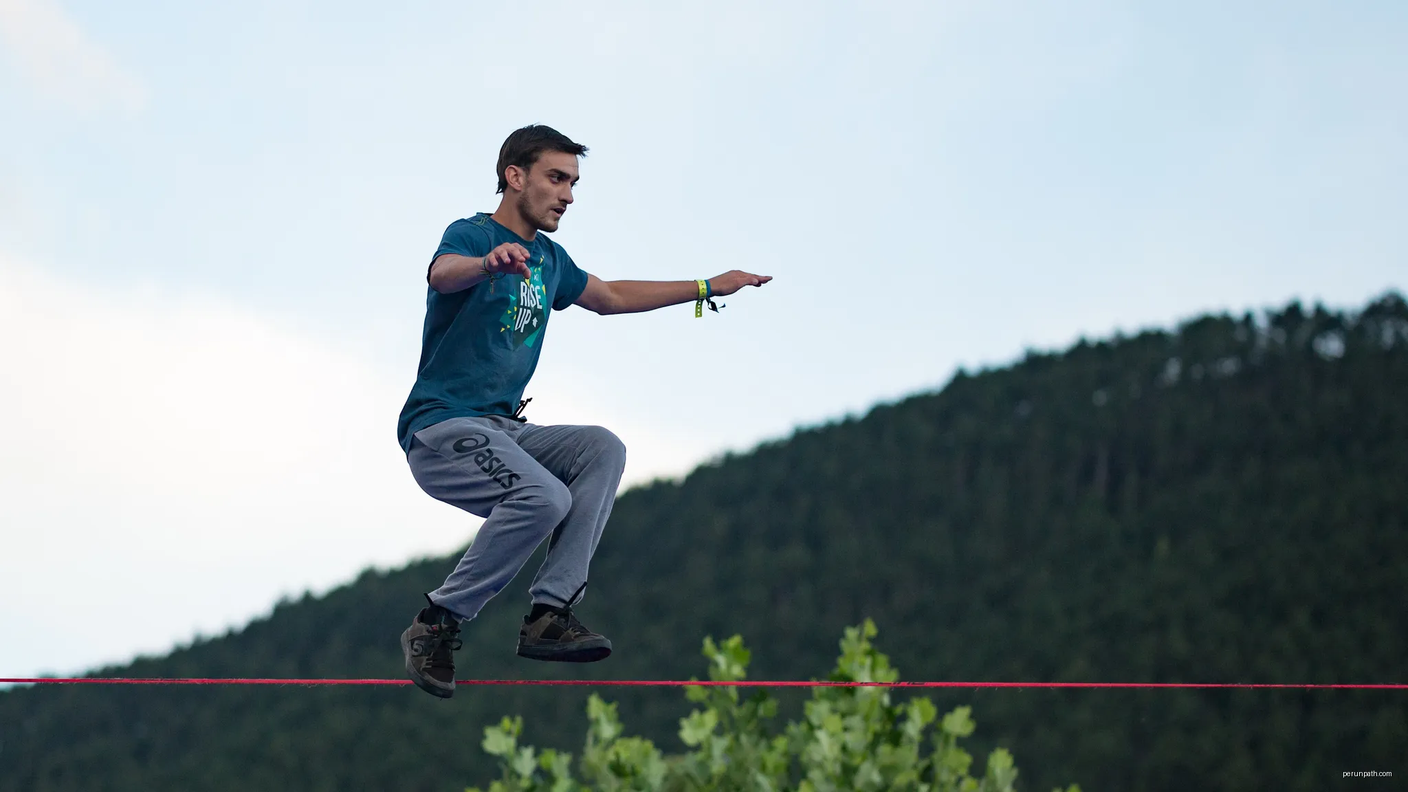 A Jumpliner on a slackline during the 2017 Jumpline World Cup, at the Natural Games in Millau, France. | Autor: Antoine Lamielle | Licencja: CC BY-SA 4.0 | Źródło: Wikimedia Commons