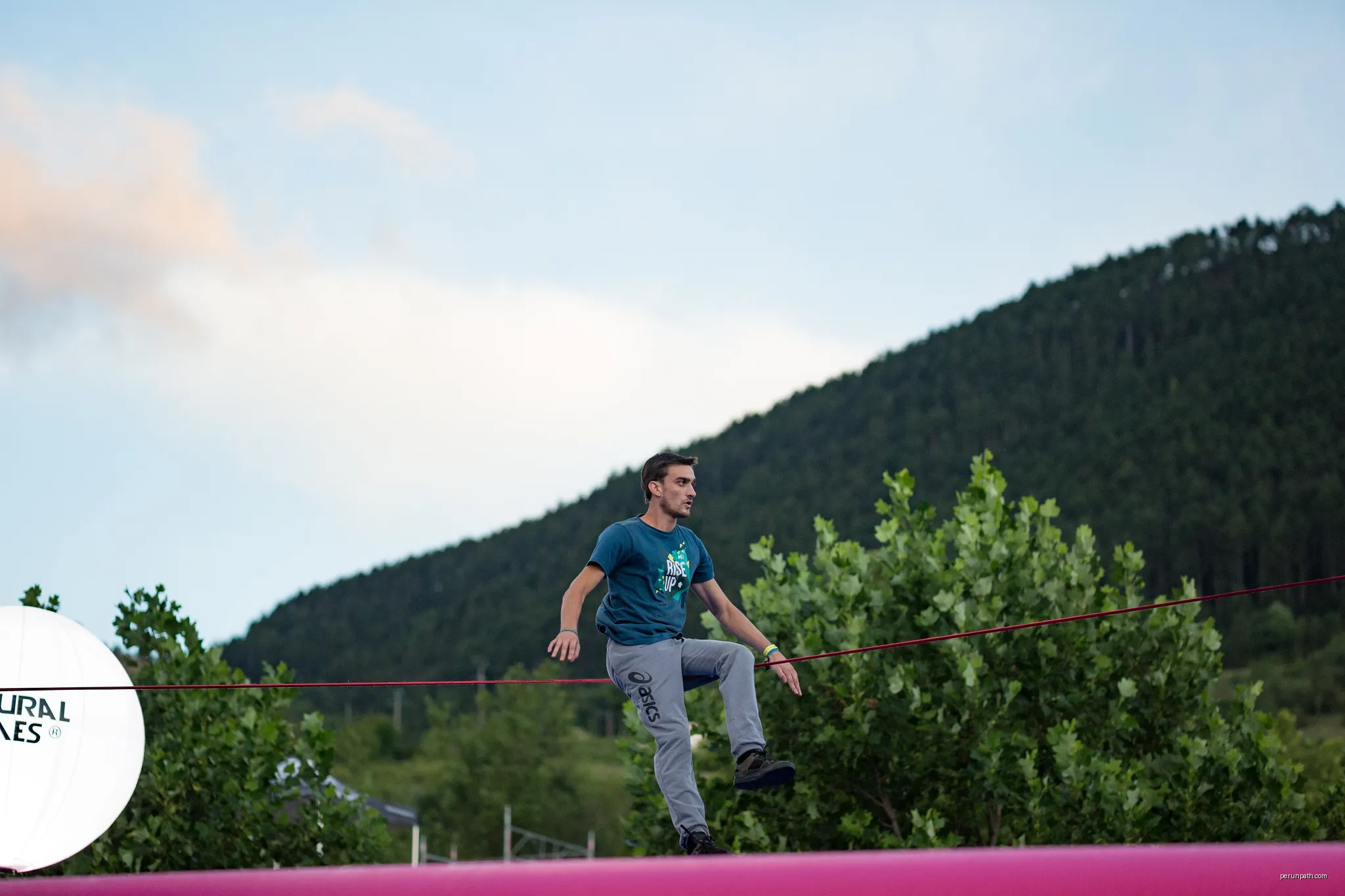 A Jumpliner on a slackline during the 2017 Jumpline World Cup, at the Natural Games in Millau, France. | Autor: Antoine Lamielle | Licencja: CC BY-SA 4.0 | Źródło: Wikimedia Commons