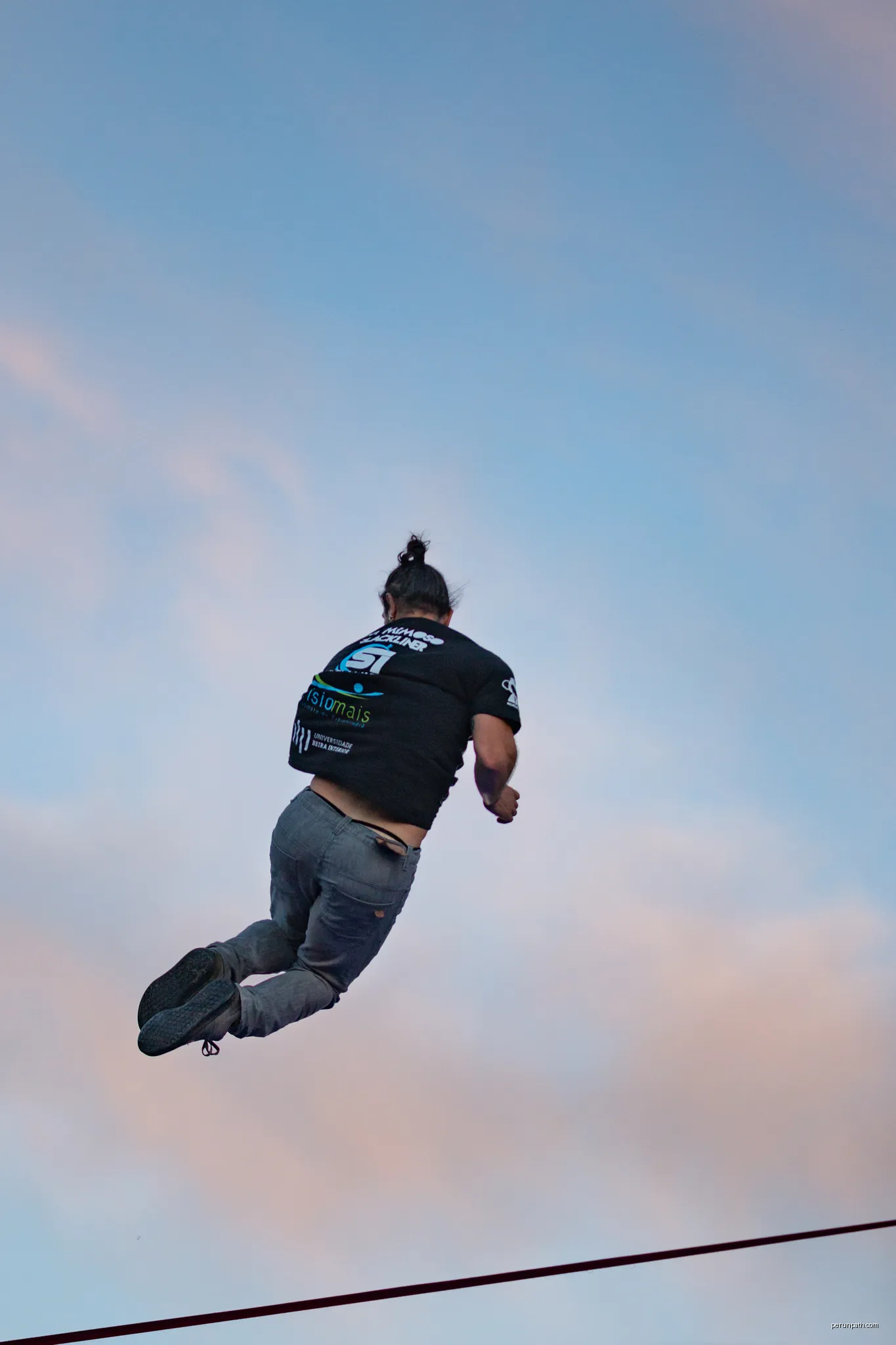 A Jumpliner on a slackline during the 2017 Jumpline World Cup, at the Natural Games in Millau, France. | Autor: Antoine Lamielle | Licencja: CC BY-SA 4.0 | Źródło: Wikimedia Commons