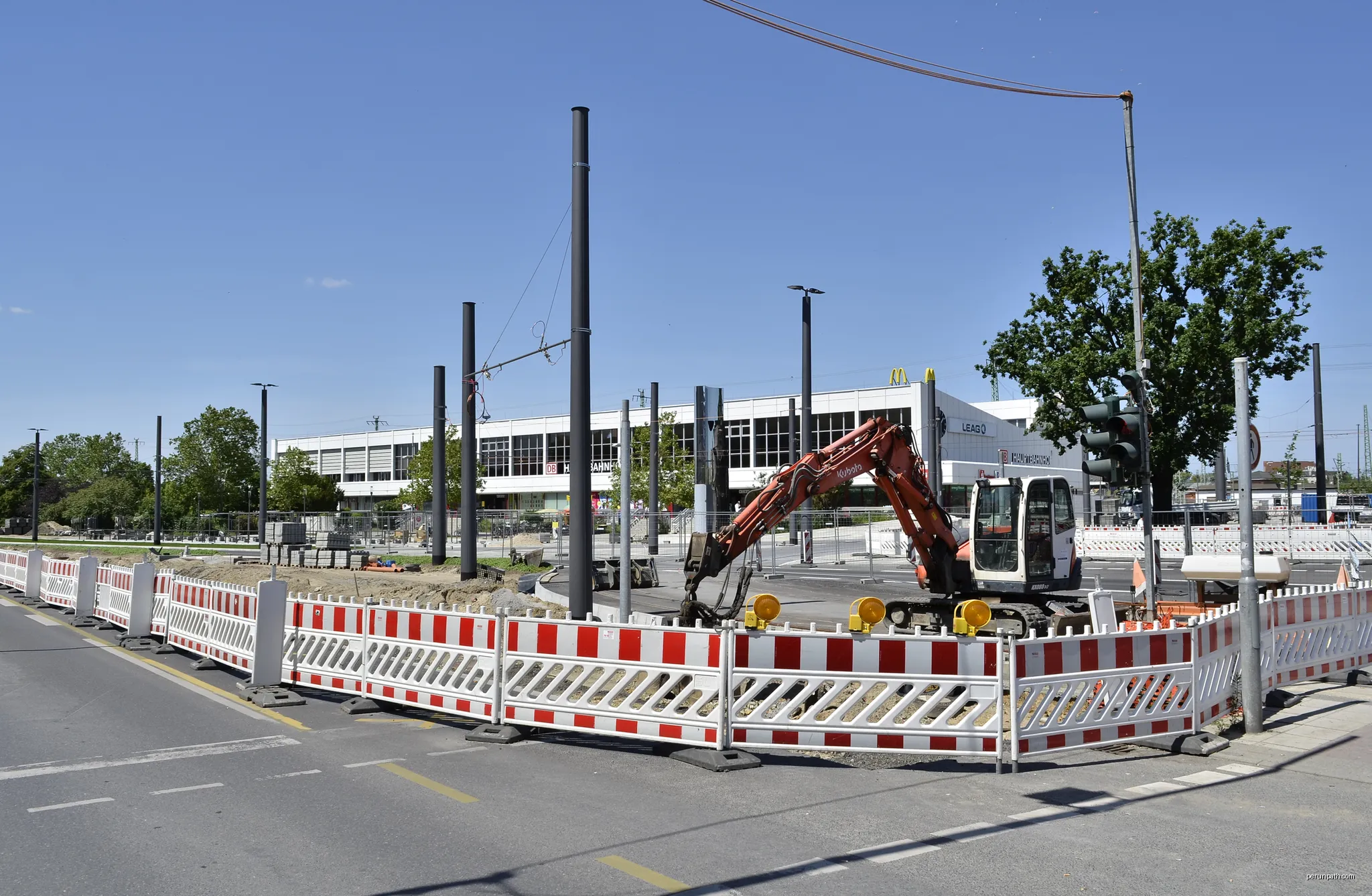 Construction site of the combined rail/tram/bus interchange at Cottbus main station as seen on 2019-05-30. | Autor: Trio3D | Licencja: CC BY-SA 4.0 | Źródło: Wikimedia Commons