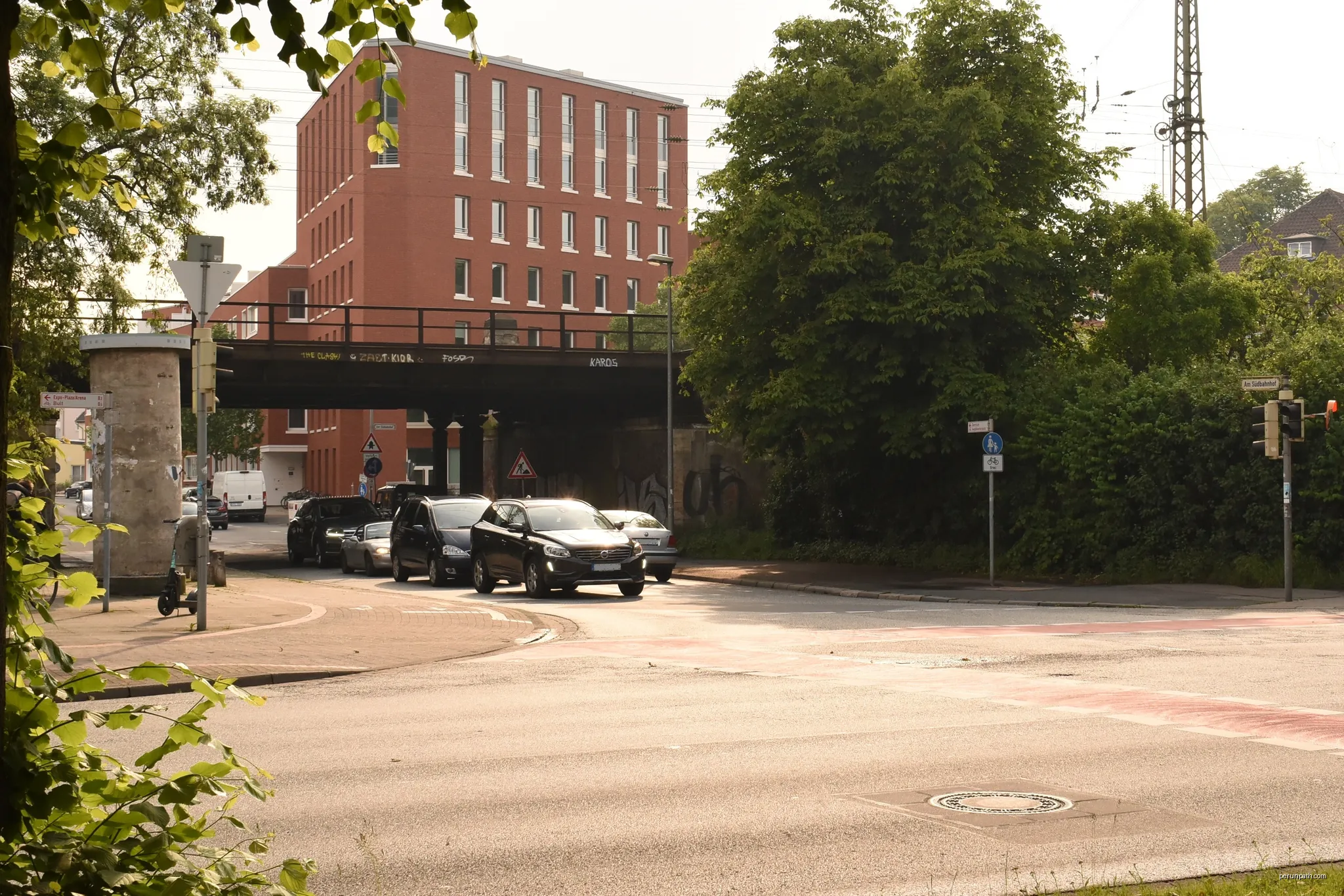 Einmündung der Straße Am Südbahnhof in den Bischofsholer Damm in Hannover im Stadtteil Bult | Autor: Bärbel Miemietz | Licencja: CC BY-SA 4.0 | Źródło: Wikimedia Commons