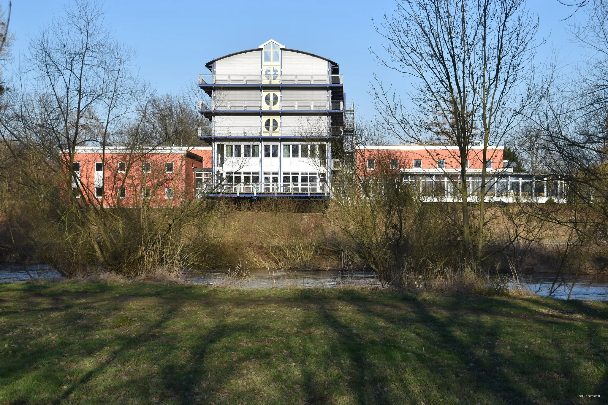 View to the east across the Ihme to the International Youth Hostel in Hannover, Germany, in the Sports Park | Autor: Bärbel Miemietz | Licencja: CC BY-SA 4.0 | Źródło: Wikimedia Commons