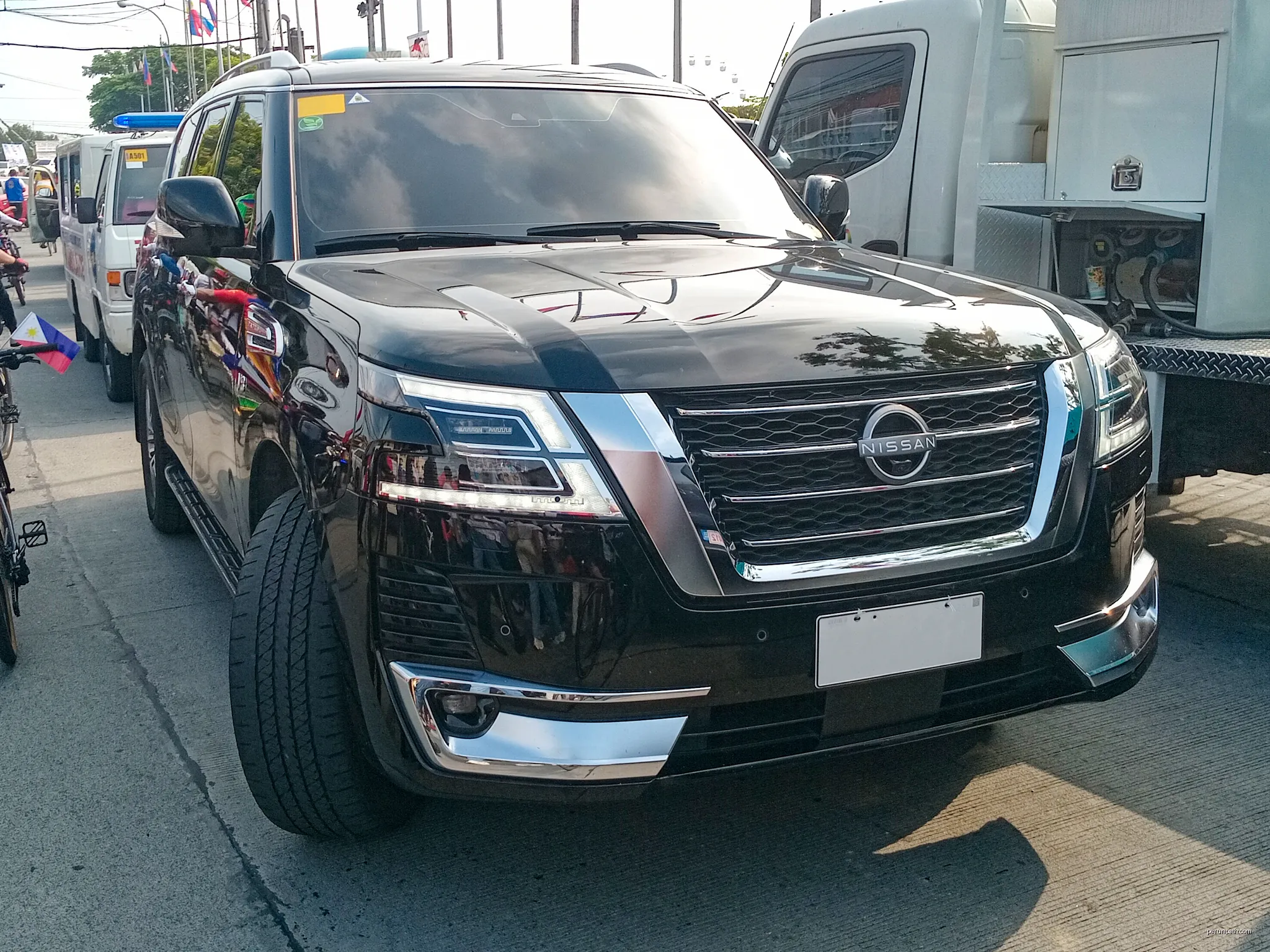 2022 Nissan Patrol Royale 5.6 LE V8 photographed in Kawit, Cavite, PH. Finished in Black Obsidian. | Autor: Ethan Llamas | Licencja: CC BY-SA 4.0 | Źródło: Wikimedia Commons