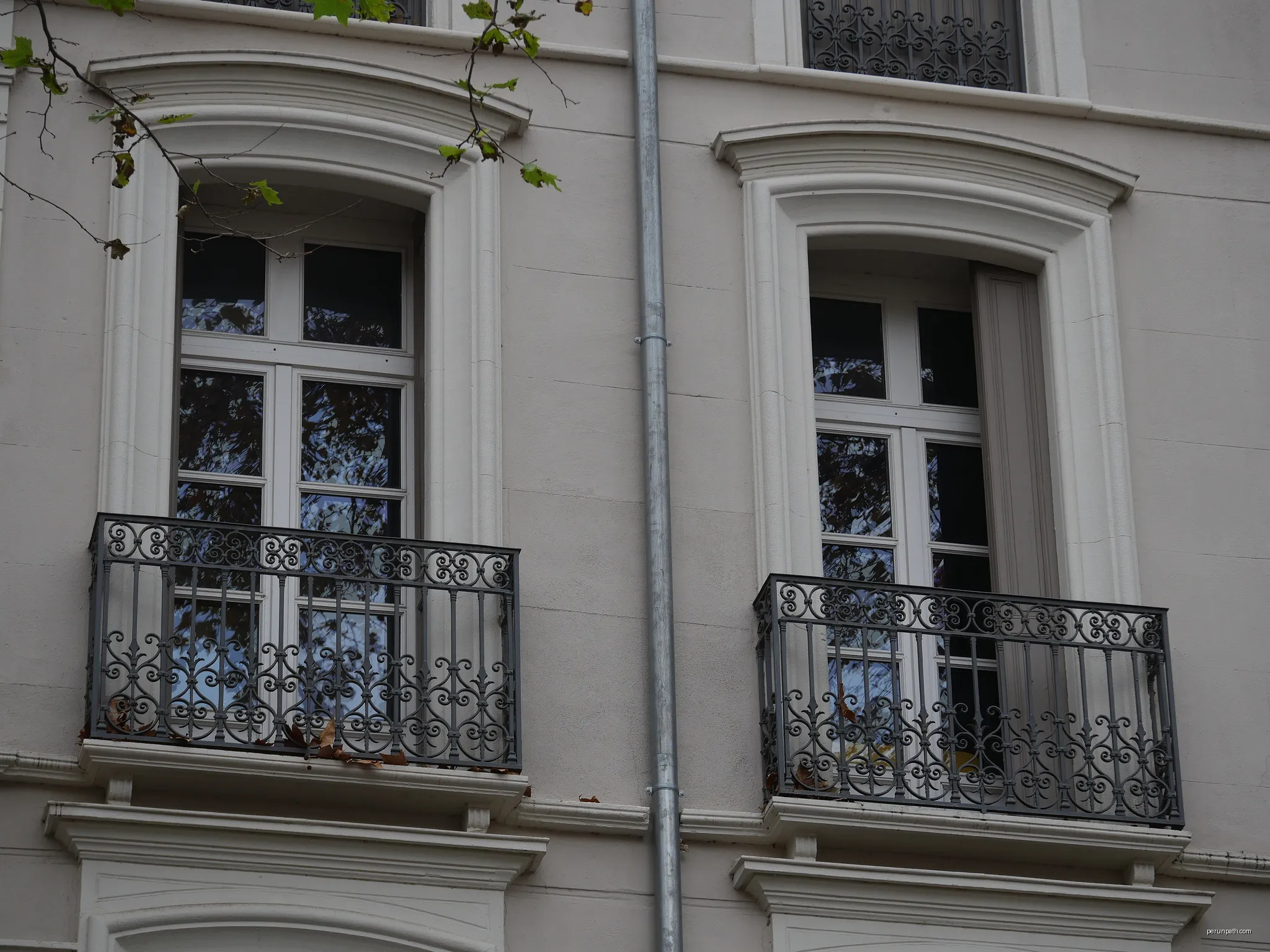 Fenêtres au deuxième étage du n°25 Boulevard Maréchal Joffre à Céret. | Autor: Fabricio Cardenas | Licencja: CC BY-SA 4.0 | Źródło: Wikimedia Commons