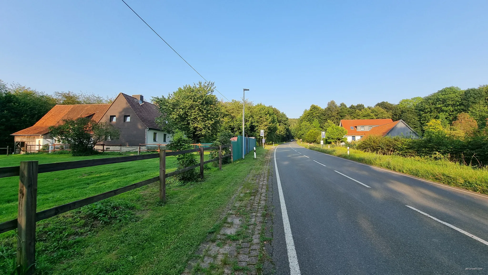Als

„Die Perle am Deister“

wirbt der kleine, über Serpentinen erreichbare Ort Nienstedt, ein Ortsteil der Stadt Bad Münder ... | Autor: Bernd Schwabe in Hannover | Licencja: CC BY-SA 4.0 | Źródło: Wikimedia Commons
