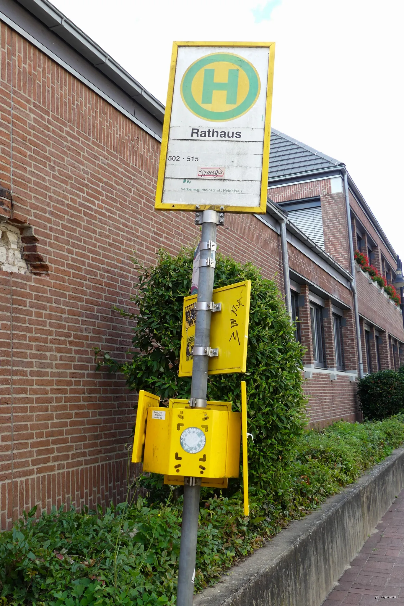 Bus stop Walsrode Rathaus in the street Worth. No bus service in the evening and at weekends. | Autor: Bärbel Miemietz | Licencja: CC BY-SA 4.0 | Źródło: Wikimedia Commons