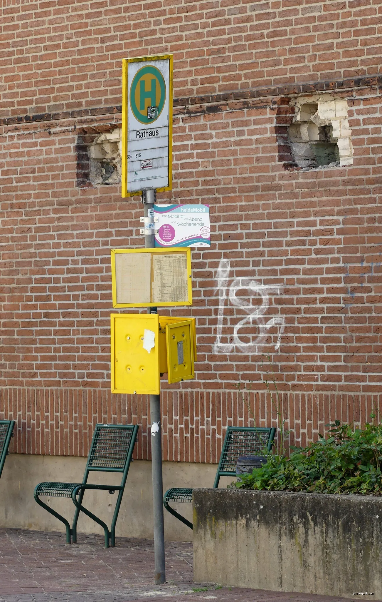 Bus stop Walsrode Rathaus in the street Worth. No bus service in the evening and at weekends. | Autor: Bärbel Miemietz | Licencja: CC BY-SA 4.0 | Źródło: Wikimedia Commons