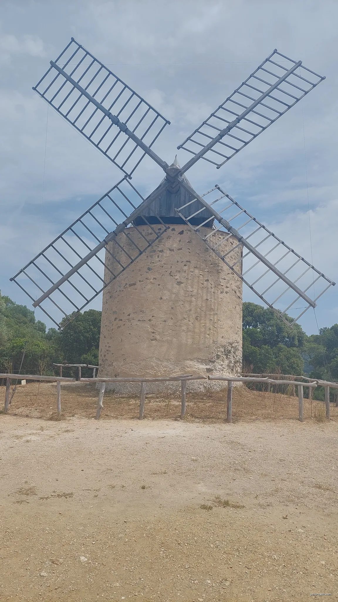 Le Moulin du Bonheur, windmill on the island Île de Porquerolle in France | Autor: Harald Hetzner | Licencja: CC0 | Źródło: Wikimedia Commons