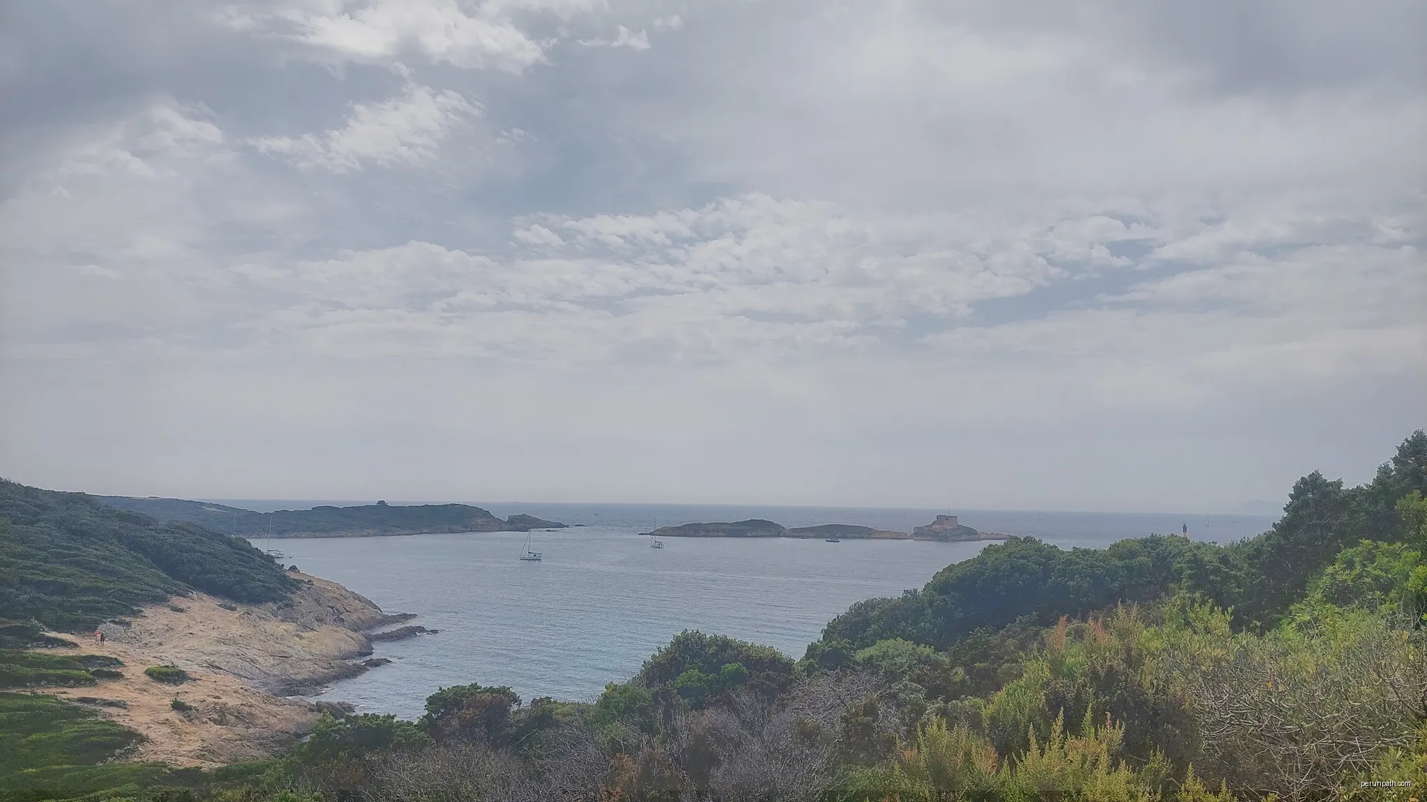 Calanque du Maure, bay of the island Île de Porquerolle in France | Autor: Harald Hetzner | Licencja: CC0 | Źródło: Wikimedia Commons